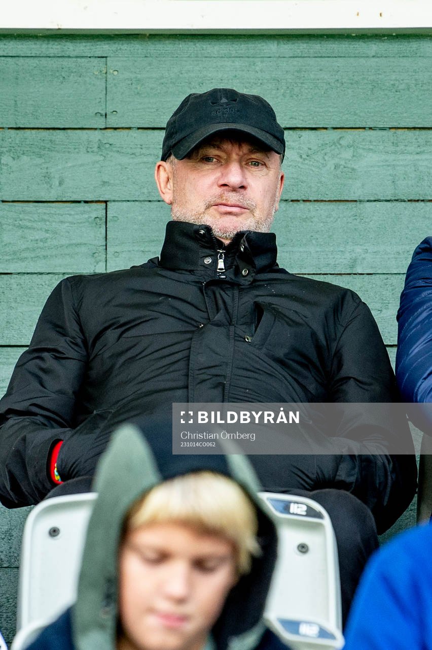 Damlandslagets förbundskapten Peter Gerhardsson på plats under fotbollsmatchen i Damallsvenskan mellan FC Rosengård och Hammarby den 14 oktober 2023 i Malmö.