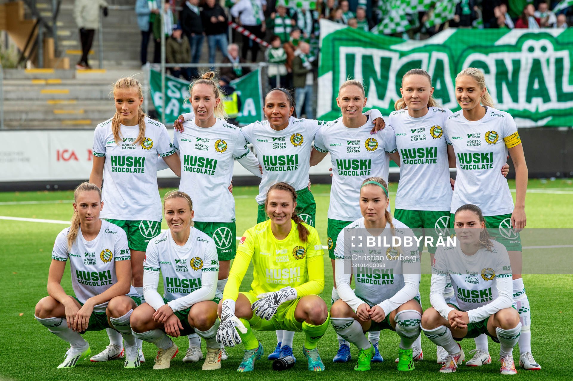 Hammarbys spelare ställer upp på en lagbild innan