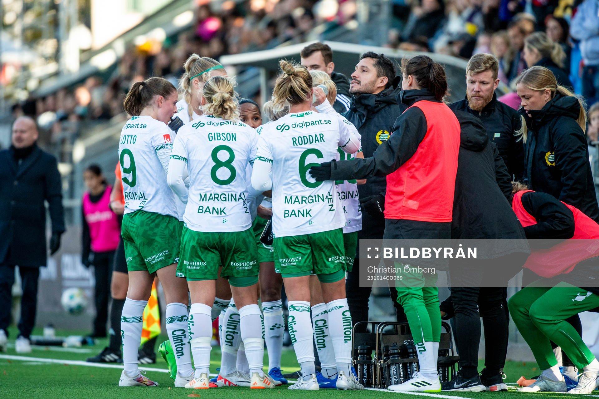 Hammarbys tränare Pablo Pinones-Arce med spelarna