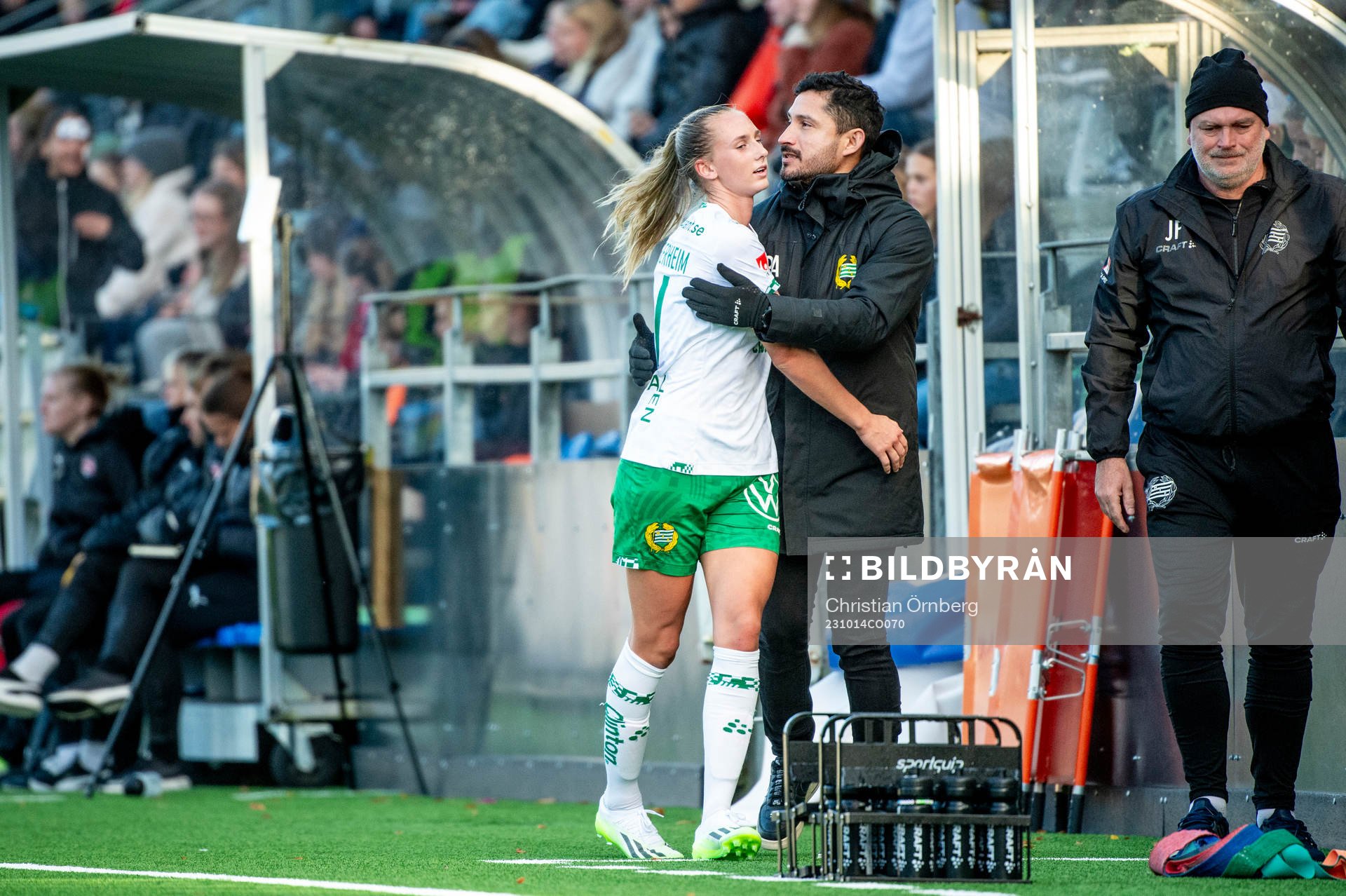 Hammarbys Ellen Wangerheim byts ut och kramas om av