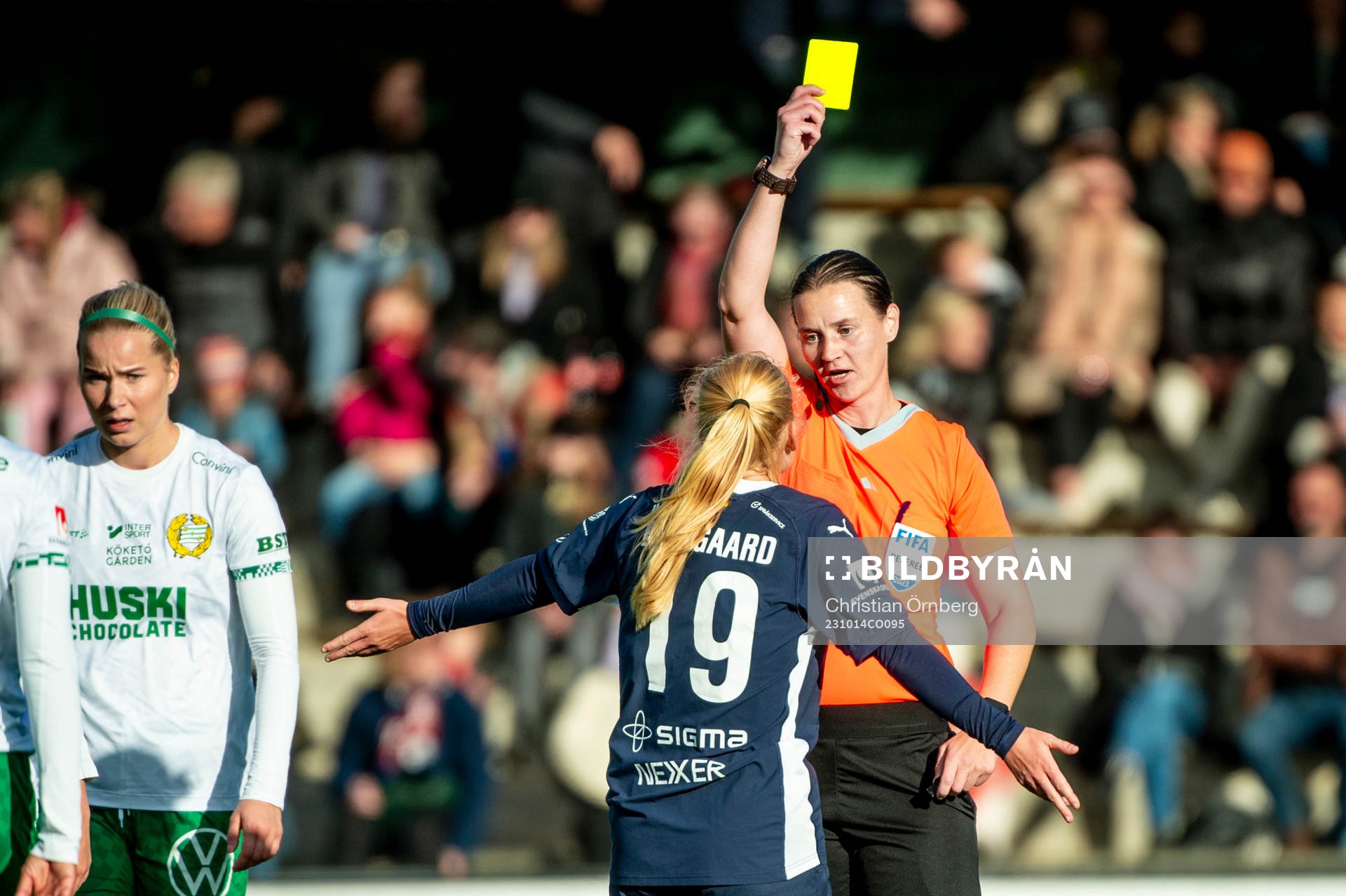 Domare Lovisa Johansson ger FC Rosengårds Sofie Bruun