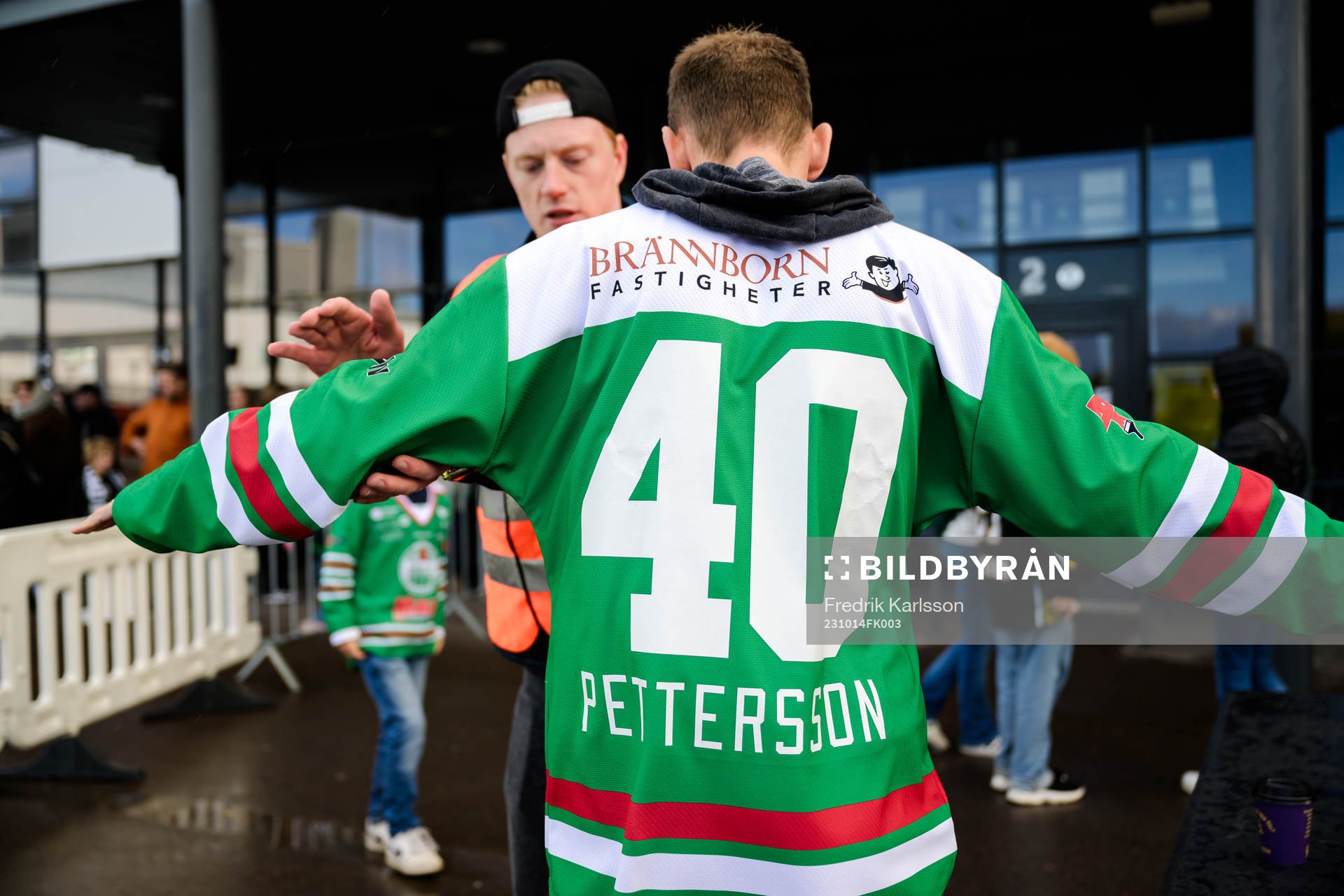 Besökare blir visiterad