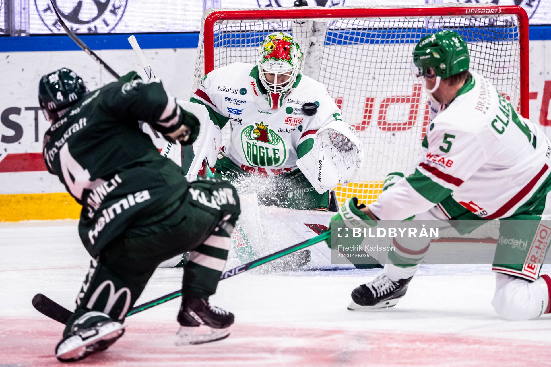 Färjestads Oscar Lawner mot Rögles målvakt Petr Kvaca