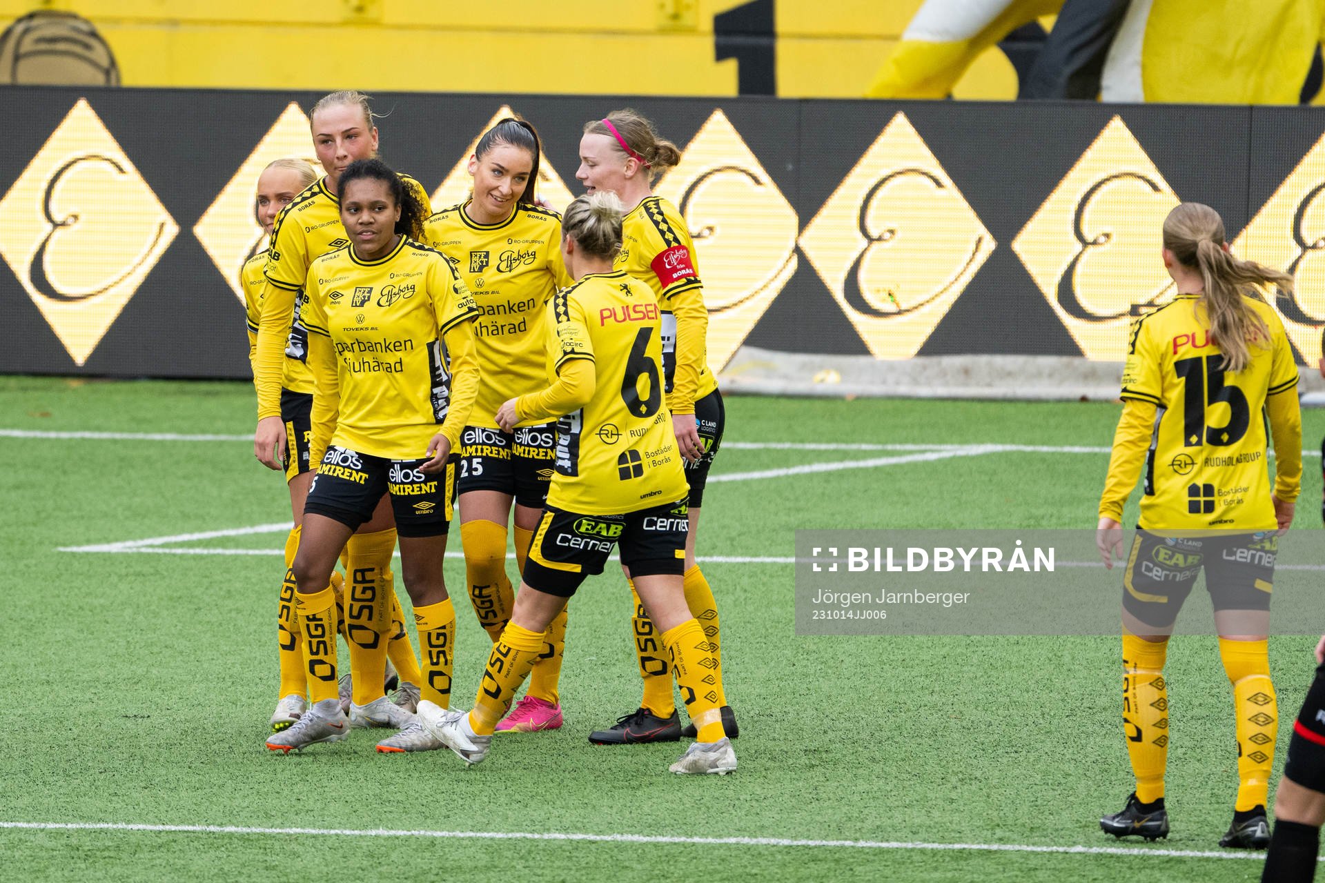 Elfsborgs Izabella Bergström jublar med lagkamrater