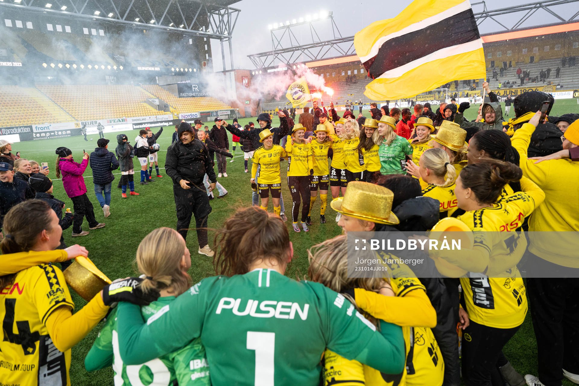 Elfsborgs spelare jublar efter fotbollsmatchen i Div 2 Nordvästra Götaland mellan Elfsborg och FC Trollhättan den 14 oktober 2023 i Borås.