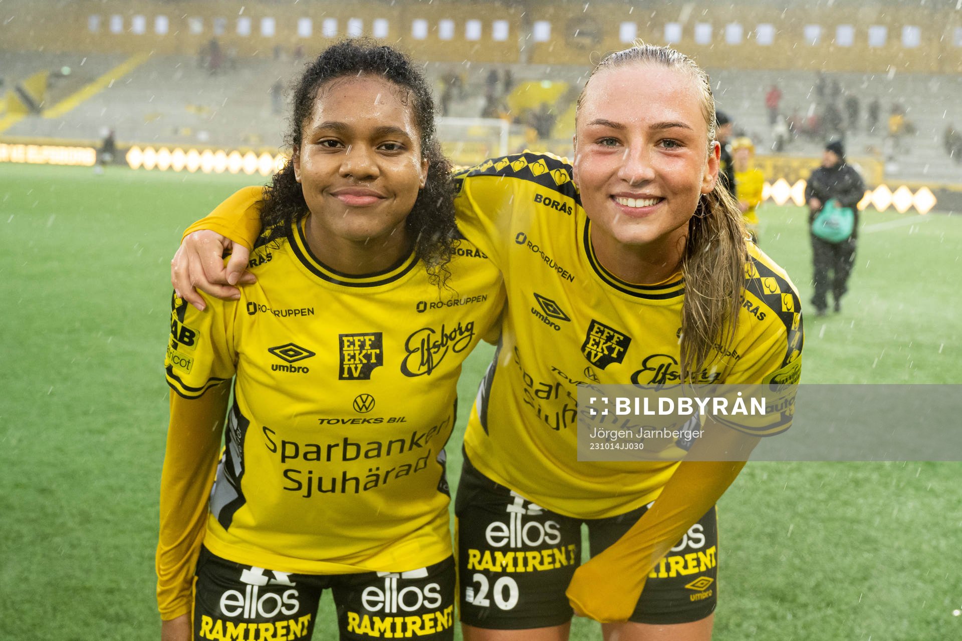 Elfsborgs Vanessa Lopez och Stina Jensen jublar