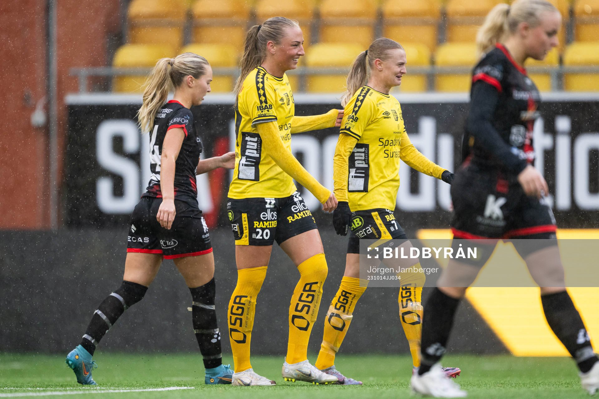 Elfsborgs Stina Jensen jublar med Hanna Jiozon