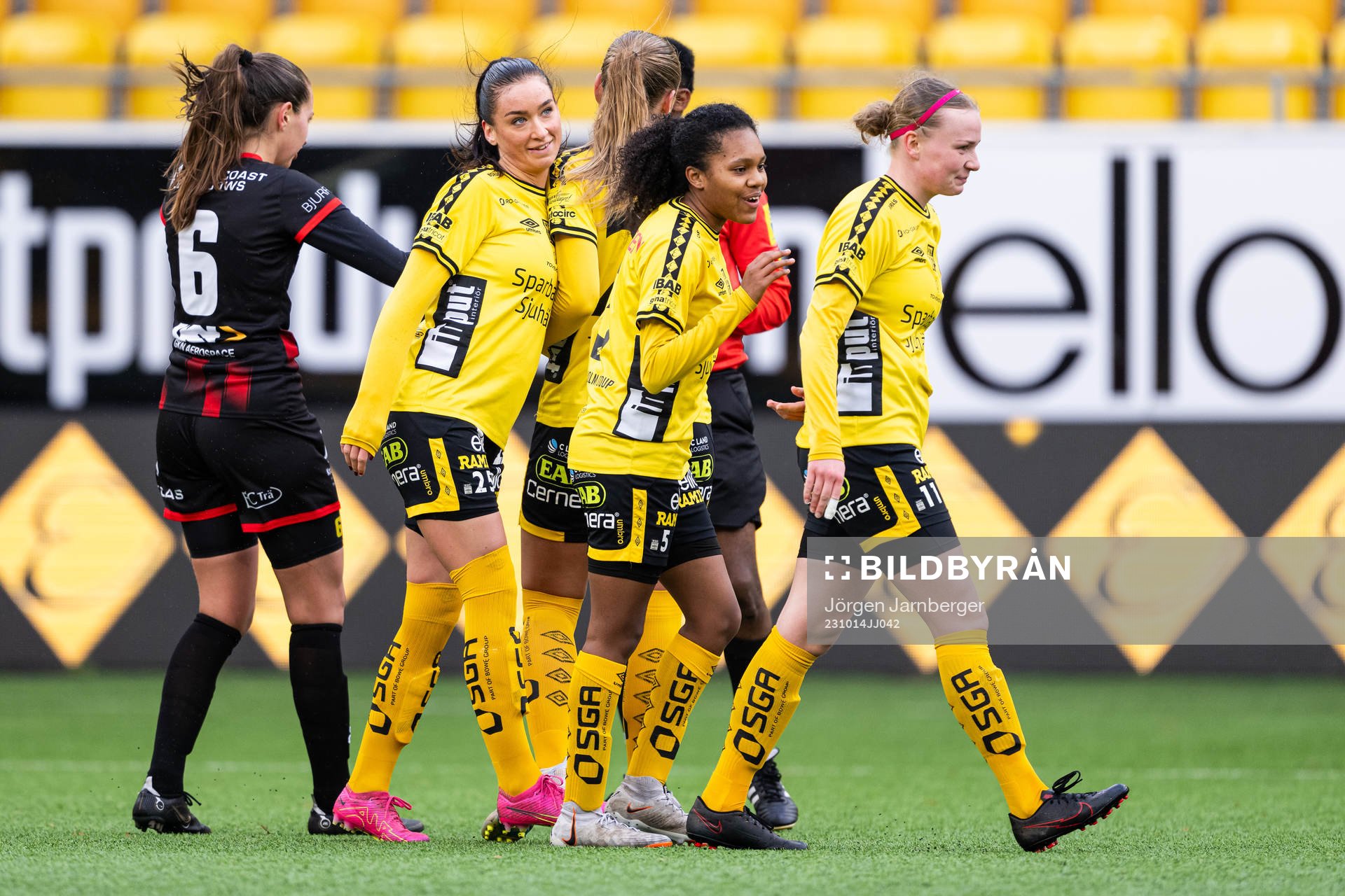 Elfsborgs Izabella Bergström jublar efter mål under fotbollsmatchen i Div 2 Nordvästra Götaland mellan Elfsborg och FC Trollhättan den 14 oktober 2023 i Borås.