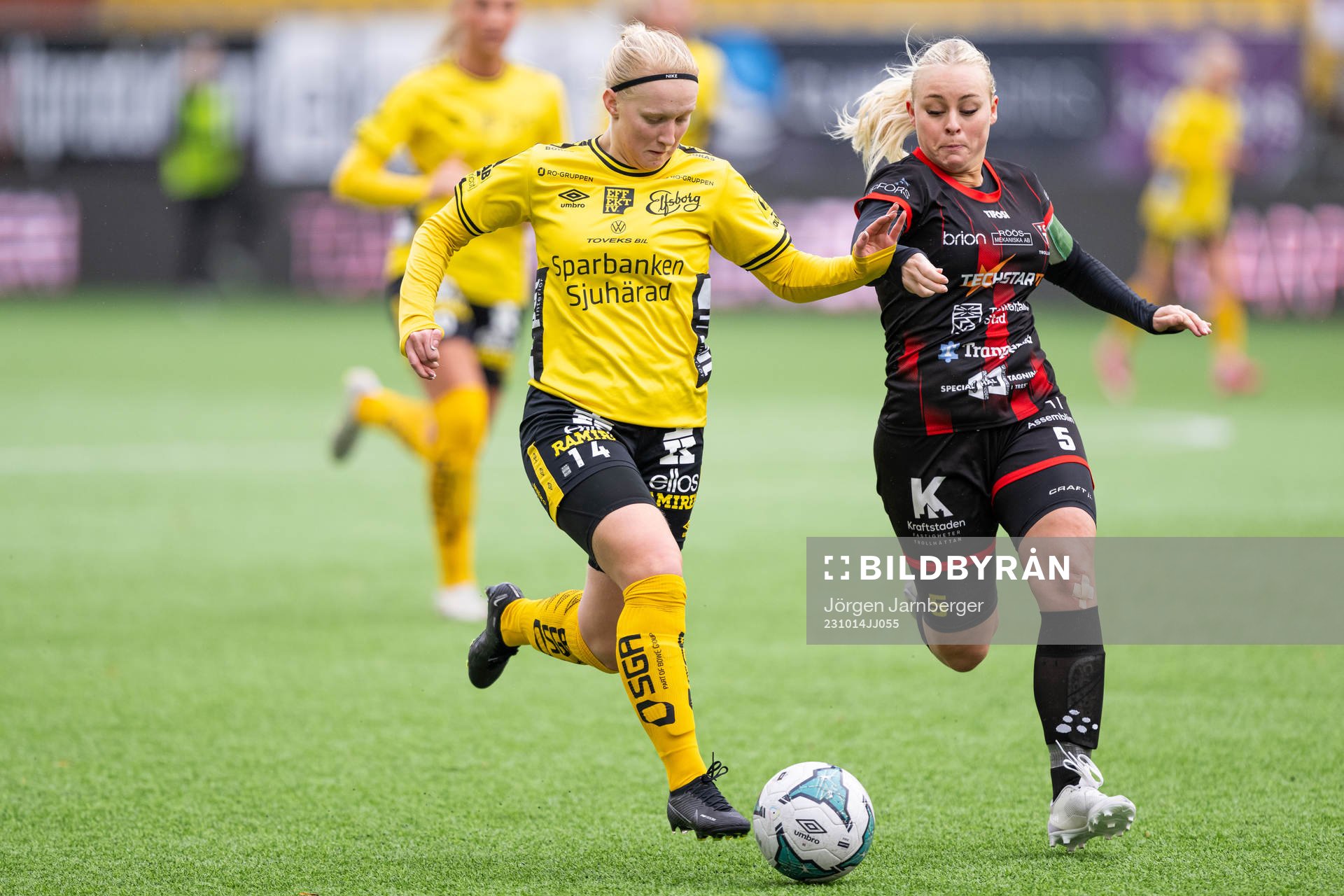 Elfsborgs Holly Neumann och FC Trollhättan s Ellen Hultberg under fotbollsmatchen i Div 2 Nordvästra Götaland mellan Elfsborg och FC Trollhättan den 14 oktober 2023 i Borås. 