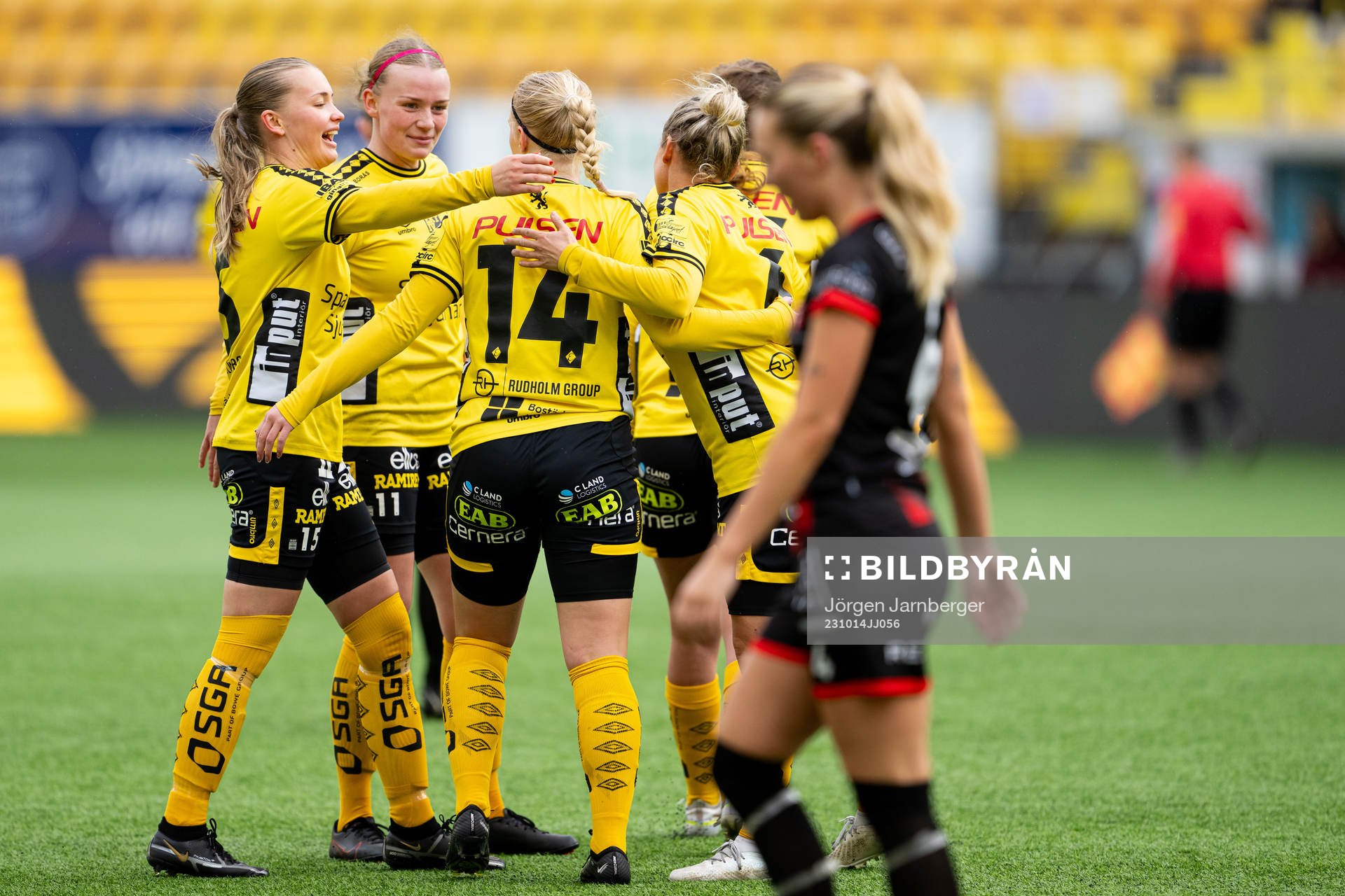 Elfsborgs spelare jublar efter att Alva Sjöström gjort mål under fotbollsmatchen i Div 2 Nordvästra Götaland mellan Elfsborg och FC Trollhättan den 14 oktober 2023 i Borås.