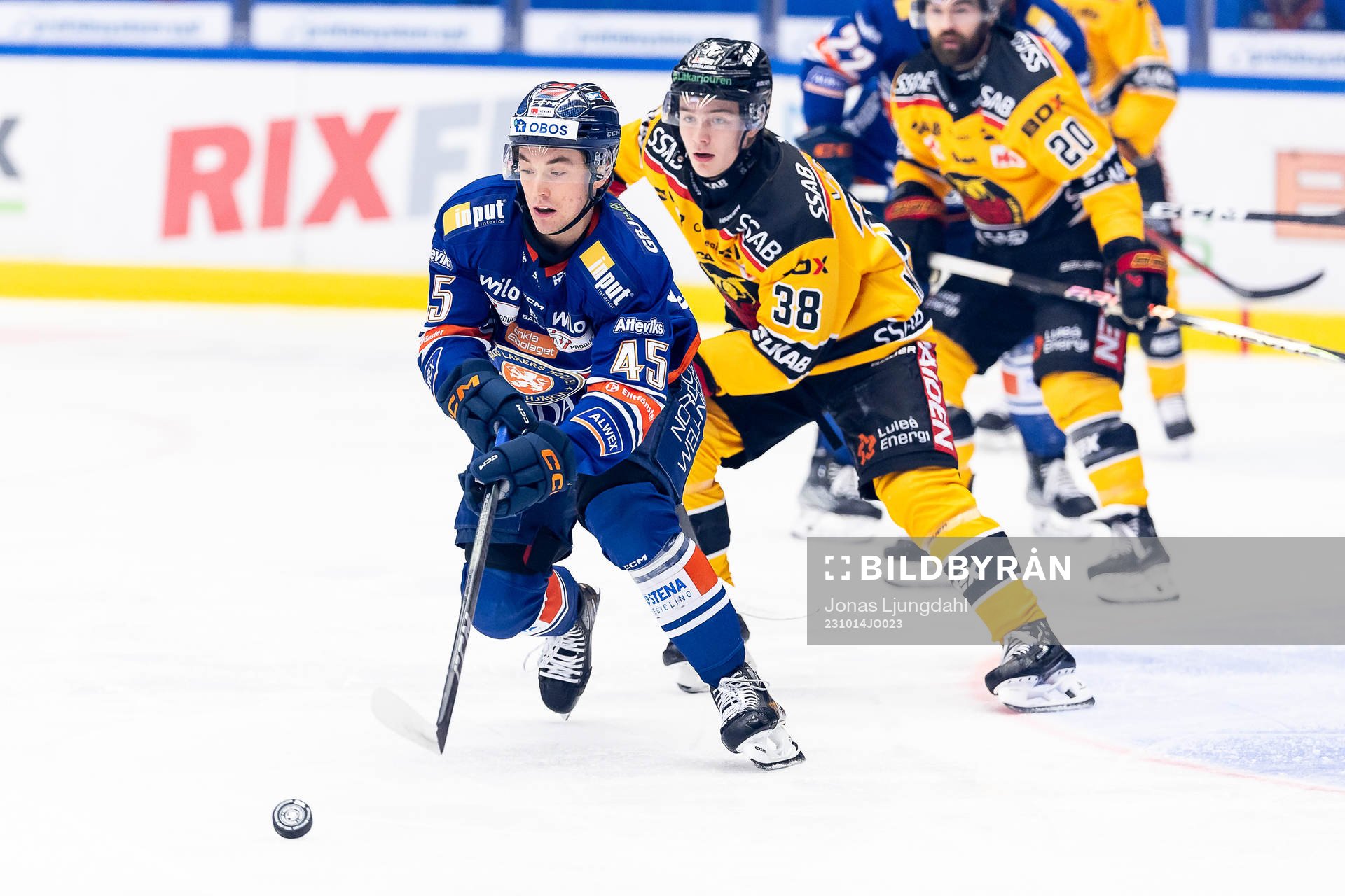 Växjös Noah Östlund och Luleås Olli Nikupeteri
