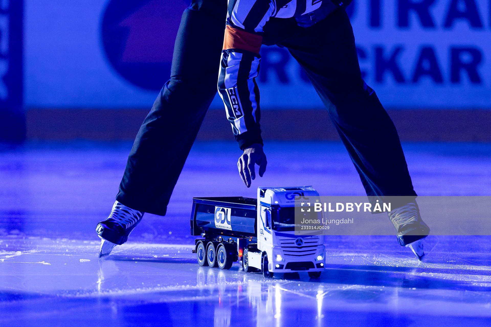Matchpuck leverars före ishockeymatchen i SHL mellan