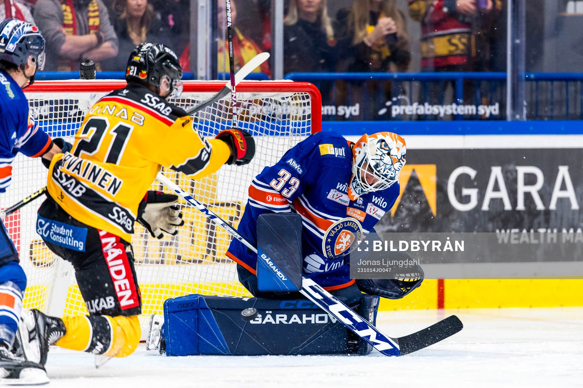 Luleås Juhani Tyrväinen och Växjö Lakers målvakt Emil