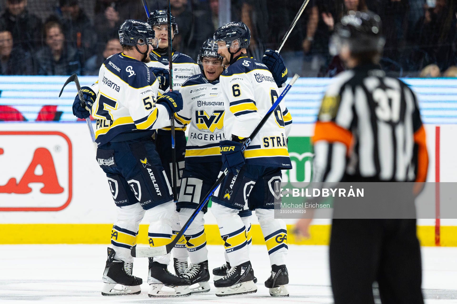 HV71s André Petersson jublar med lagkamrater