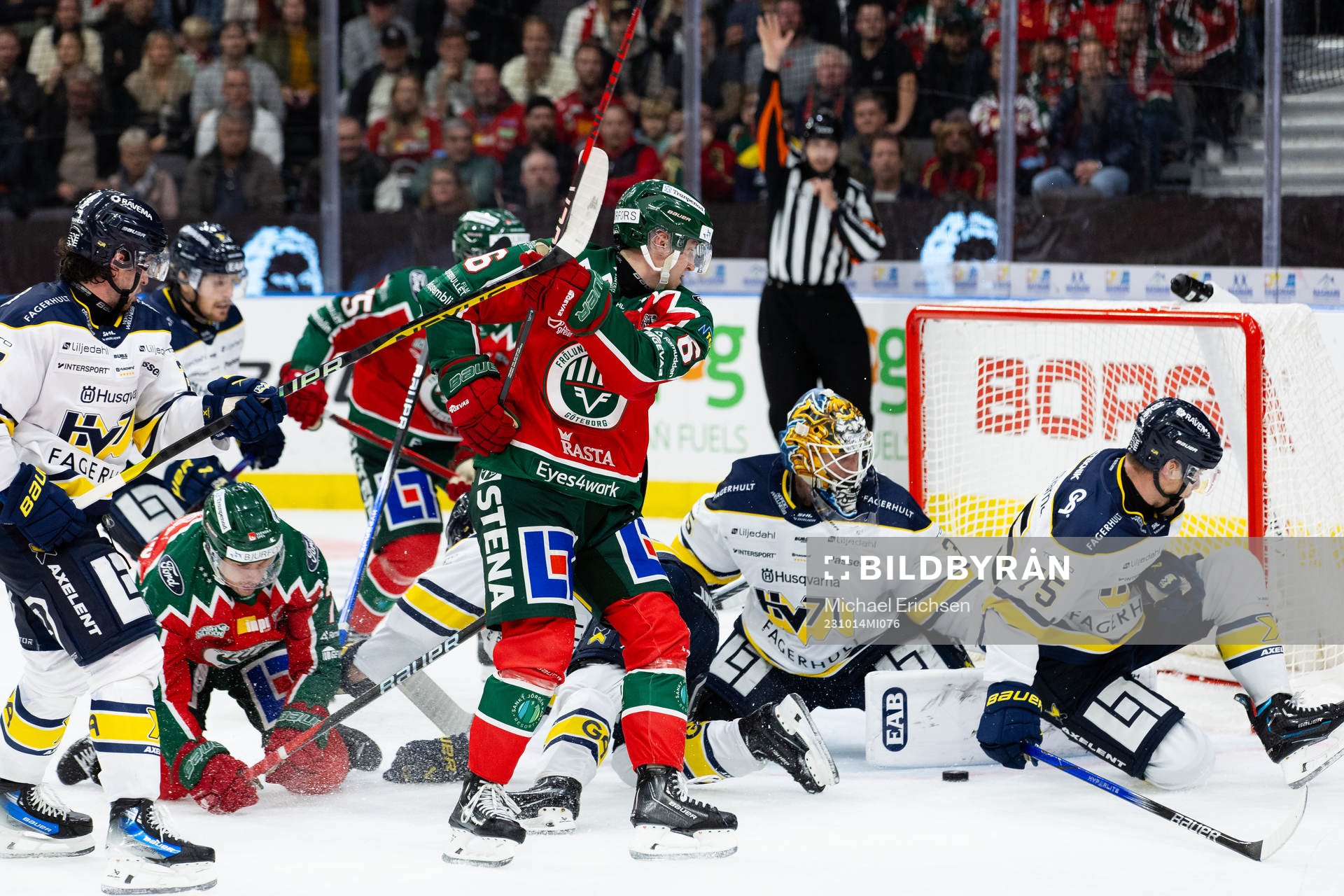 HV71s Radan Lenc täcker skott ihop med målvakt Victor