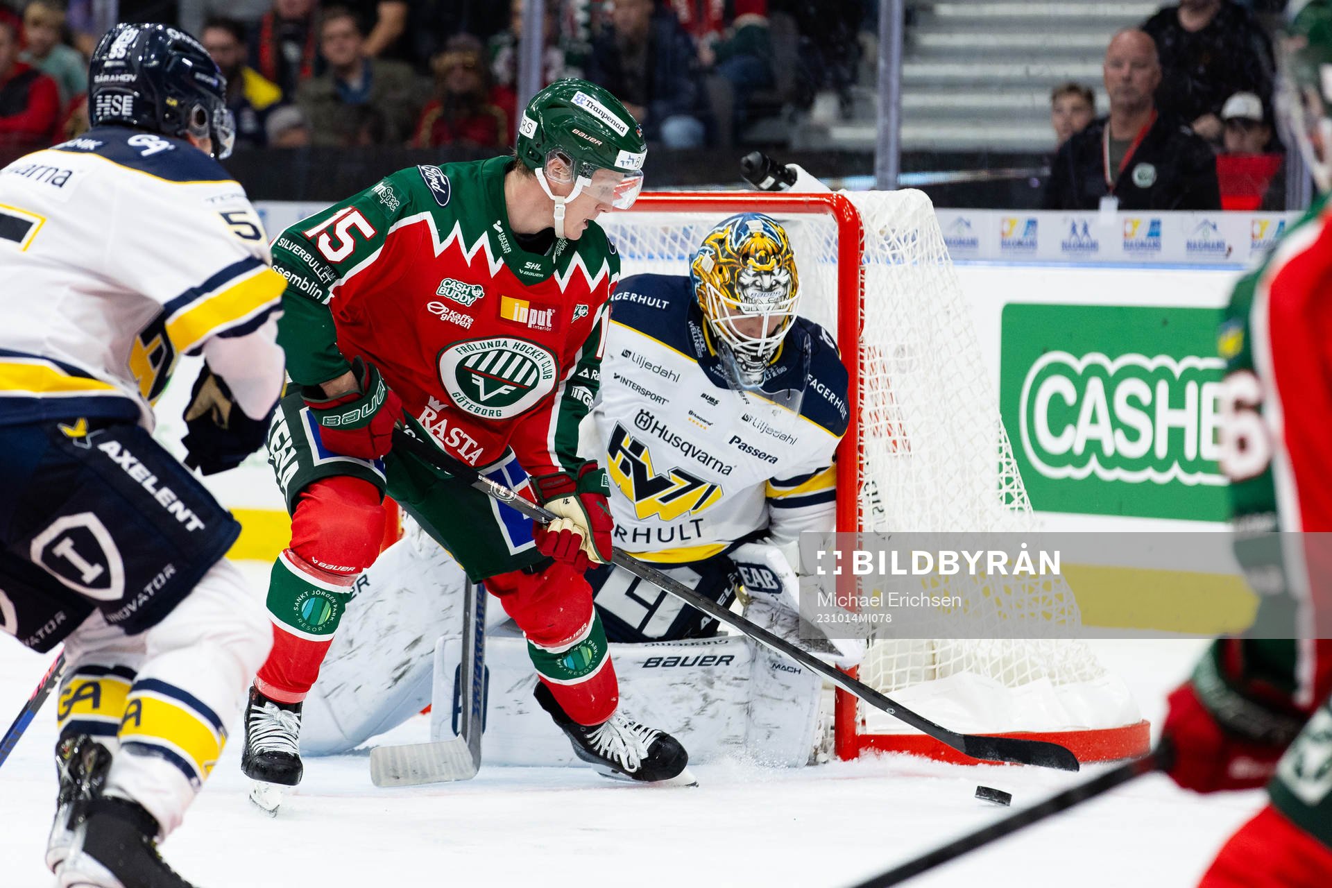 Frölundas Gustav Rydahl framför HV71s målvakt Victor