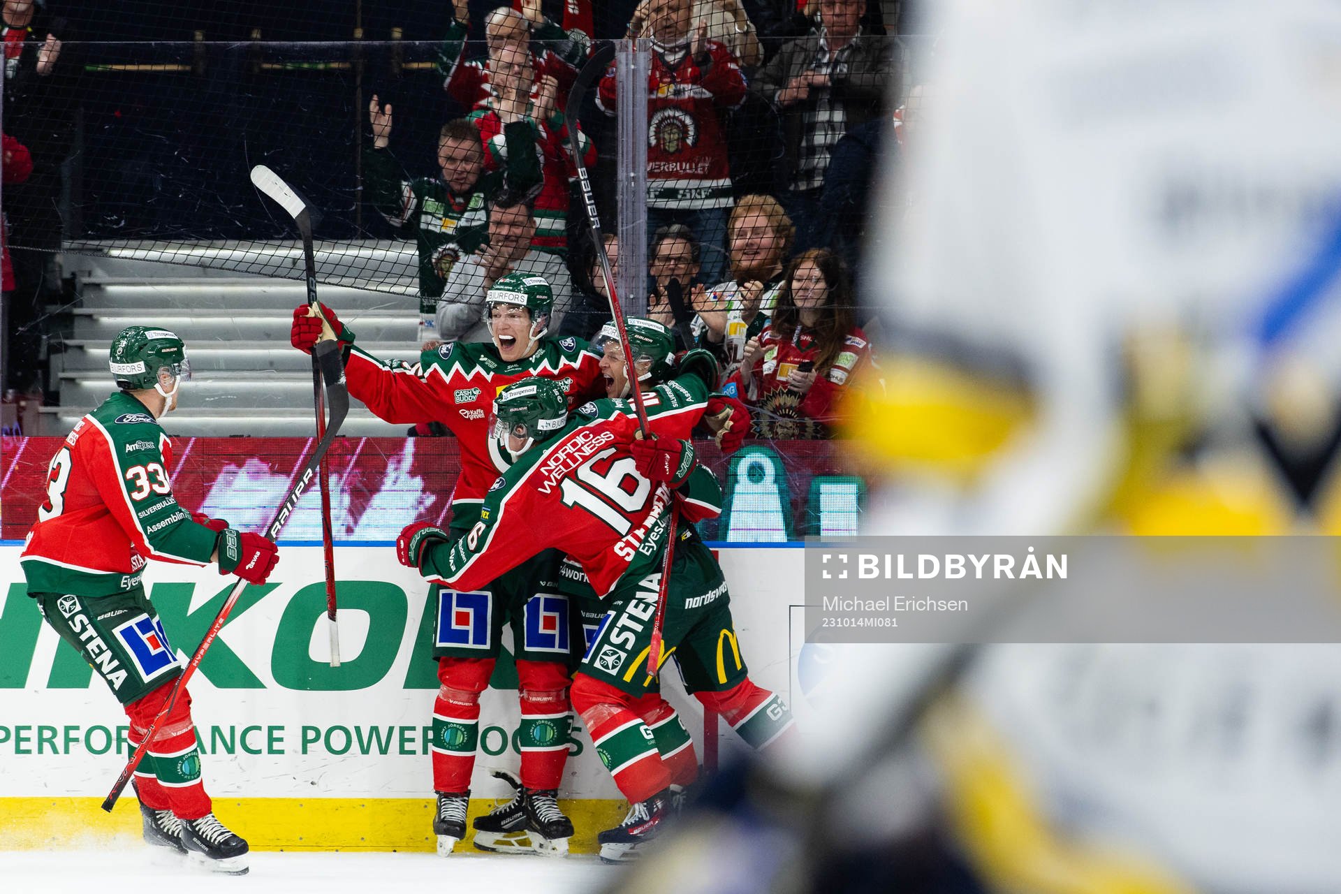 Frölundas Max Friberg jublar med lagkamrater