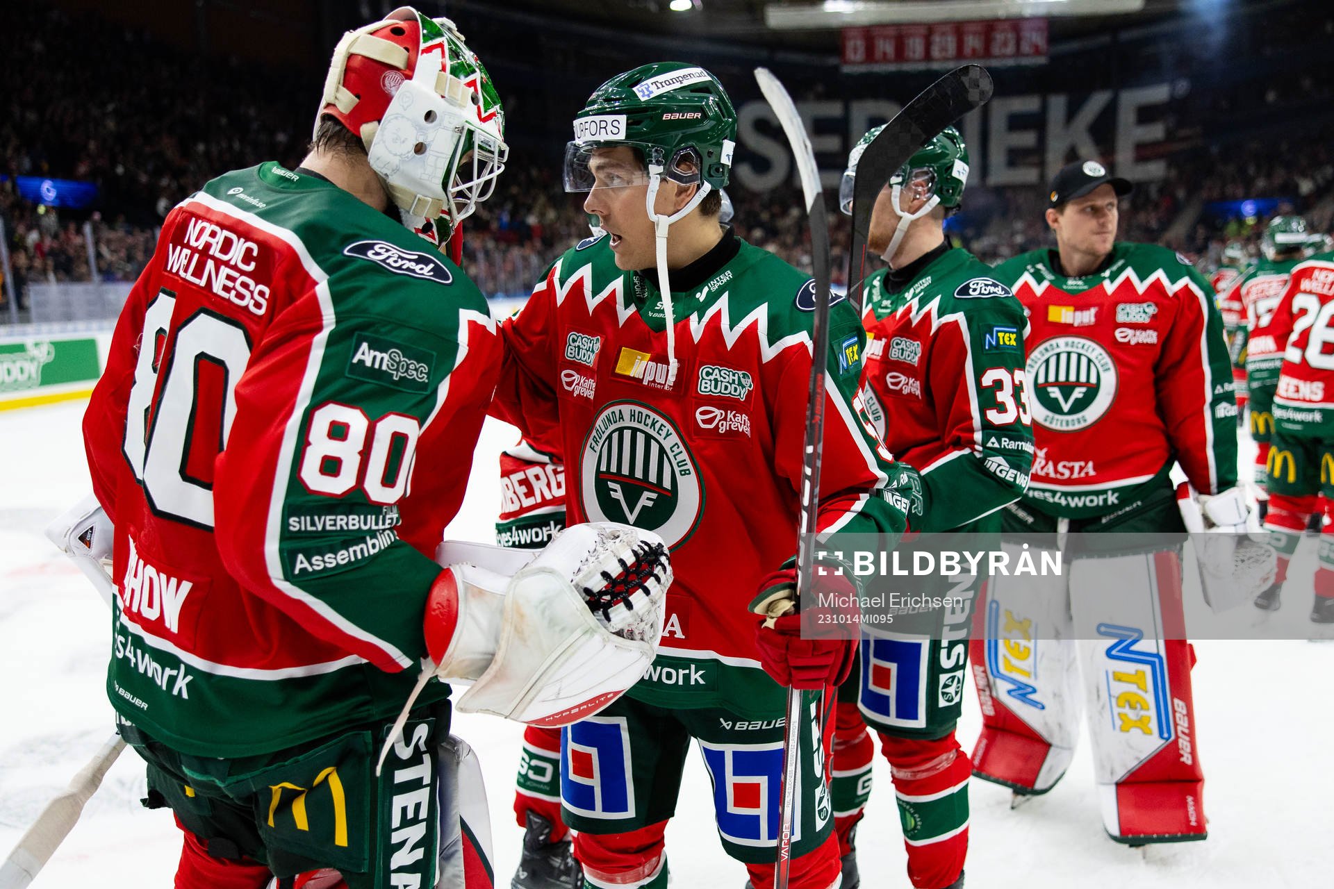 Frölundas målvakt Frederik Dichow och Max Lindroth  jublar