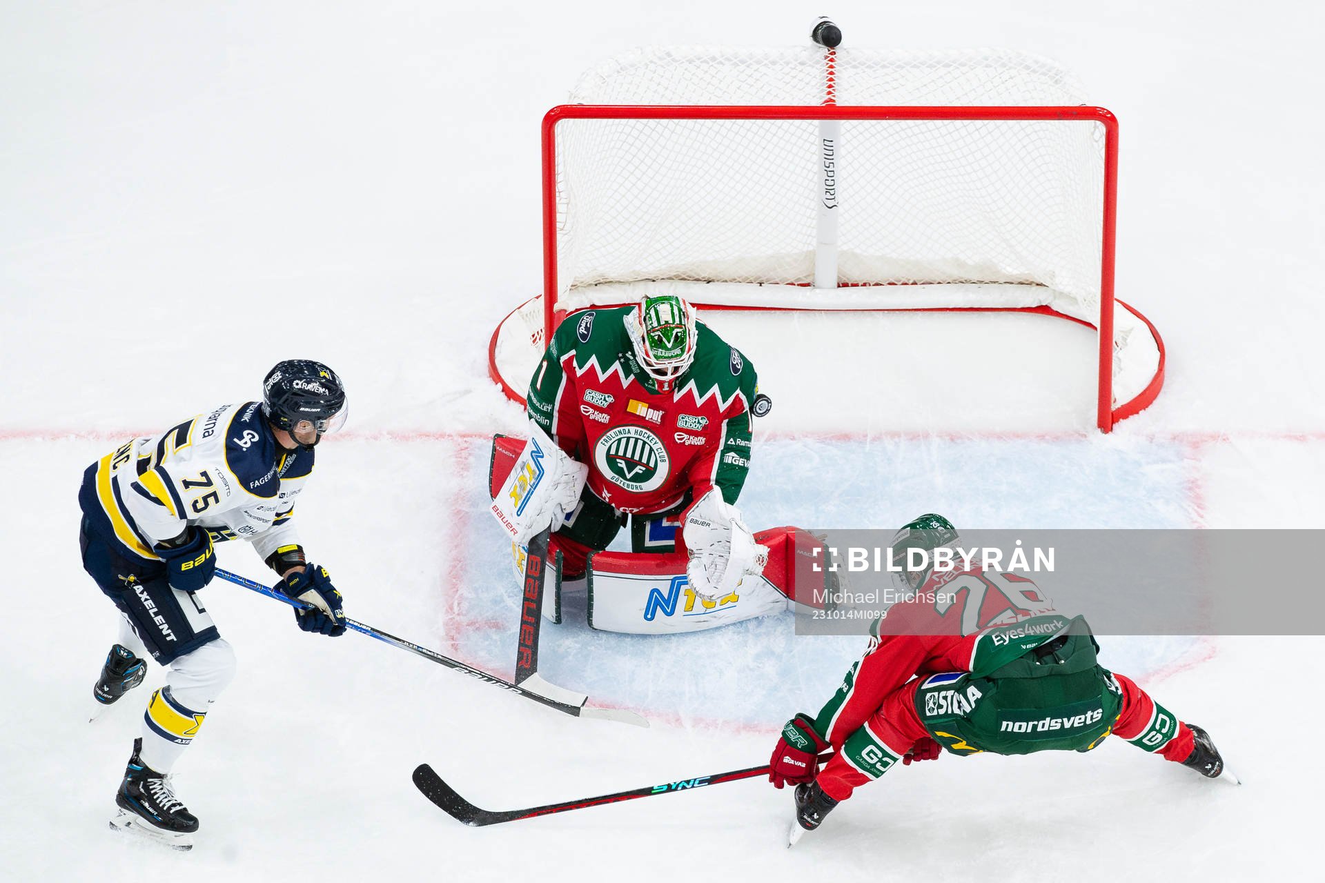 HV71s Radan Lenc skjuter 0-3 i mål bakom Frölundas
