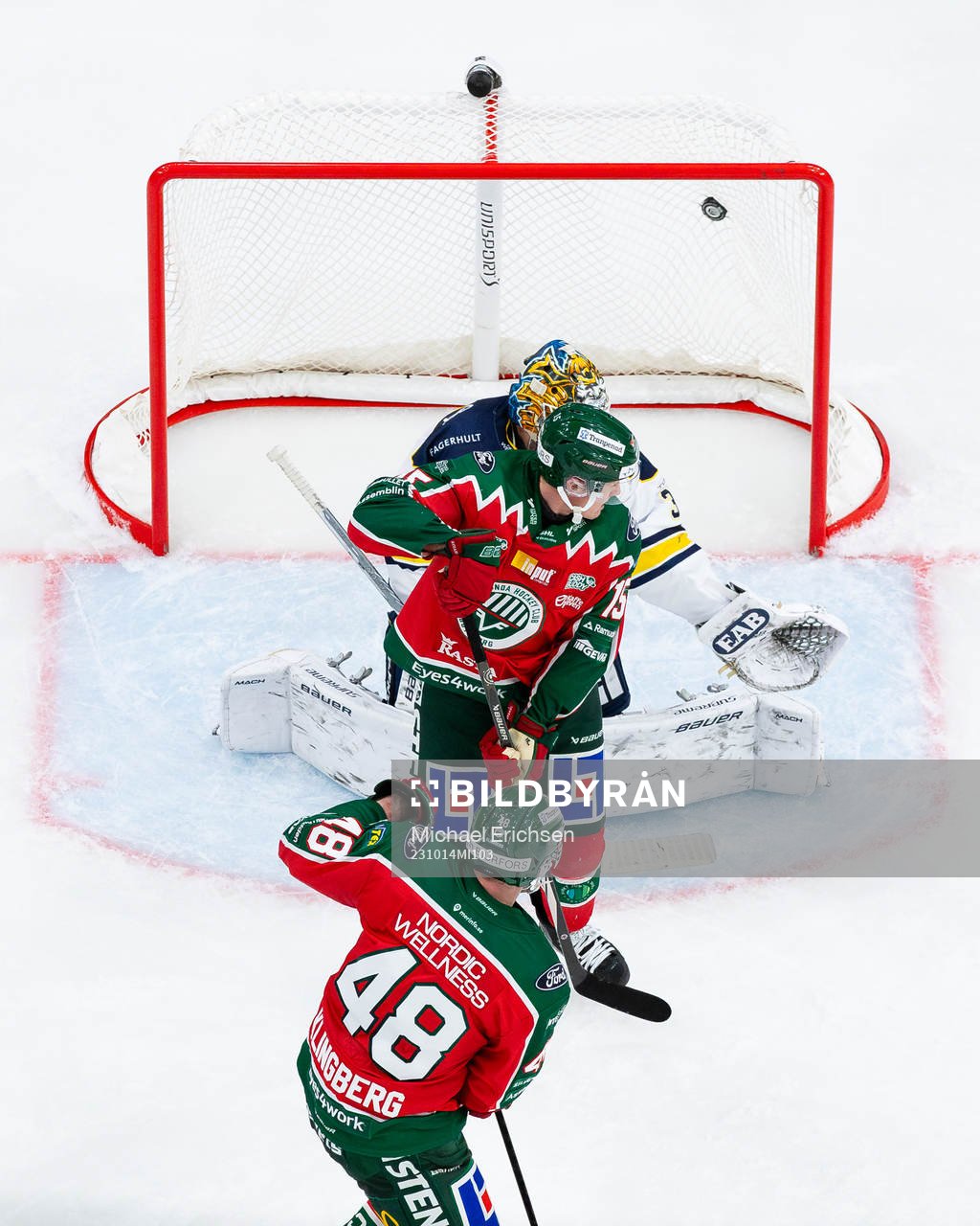 Frölundas Carl Klingberg och Gustav Rydahl skymmer HV71s