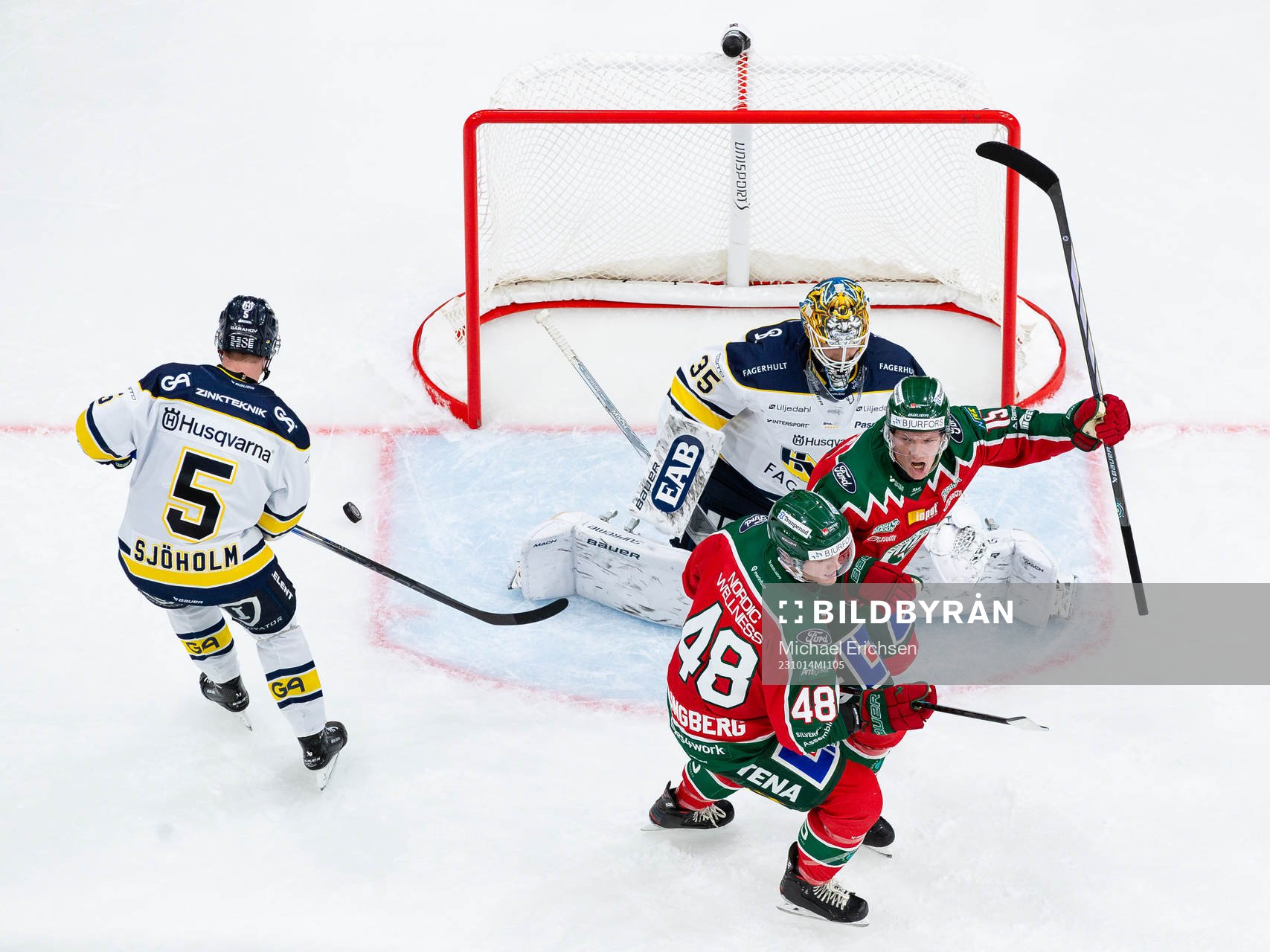 Frölundas Carl Klingberg och Gustav Rydahl jublar framför