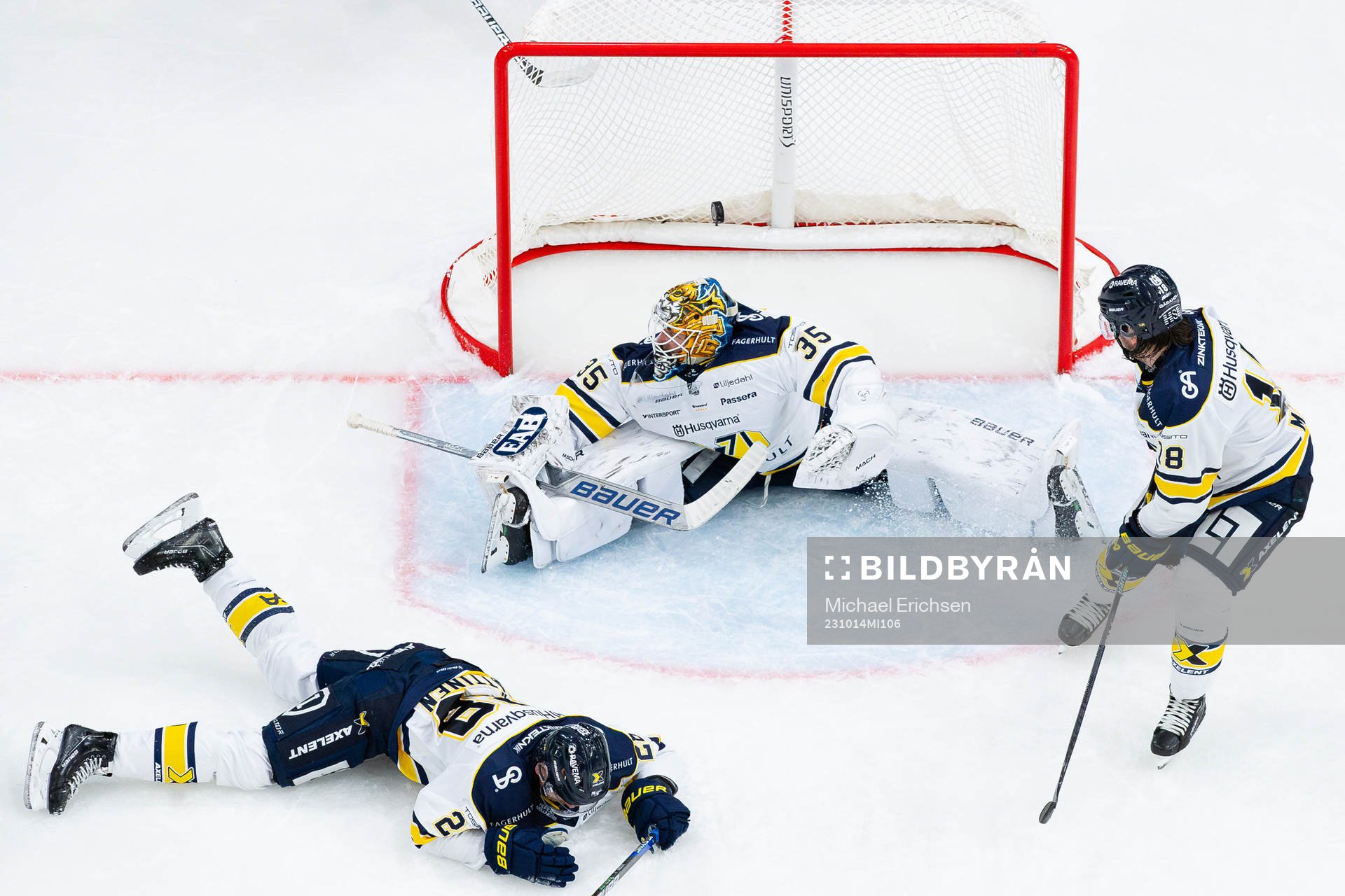 Frölundas Max Friberg (ej i bild) skjuter reduceringen
