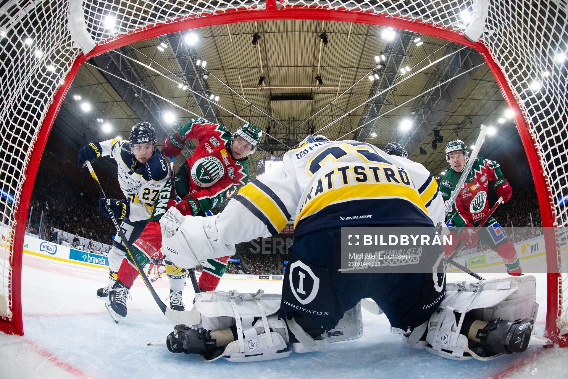 Frölundas Noah Hasa oroar framför HV71s målvakt Victor