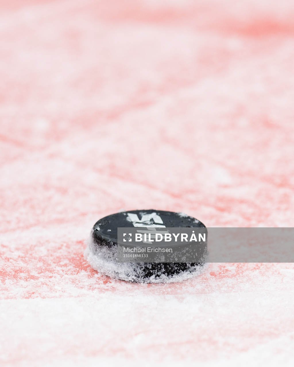 En puck på isen
