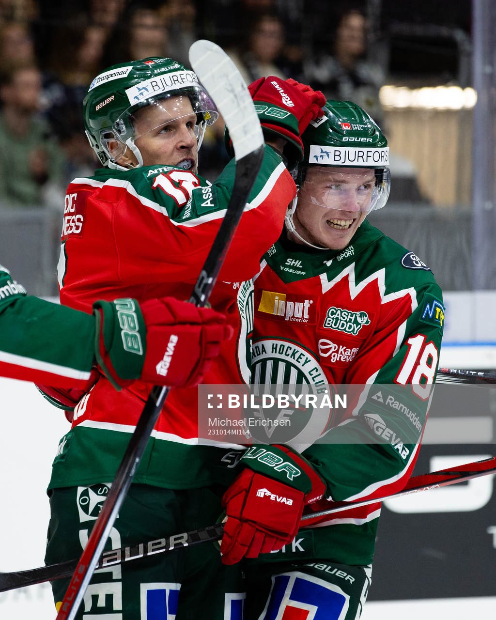 Frölundas Max Friberg jublar ihop med Linus Öberg