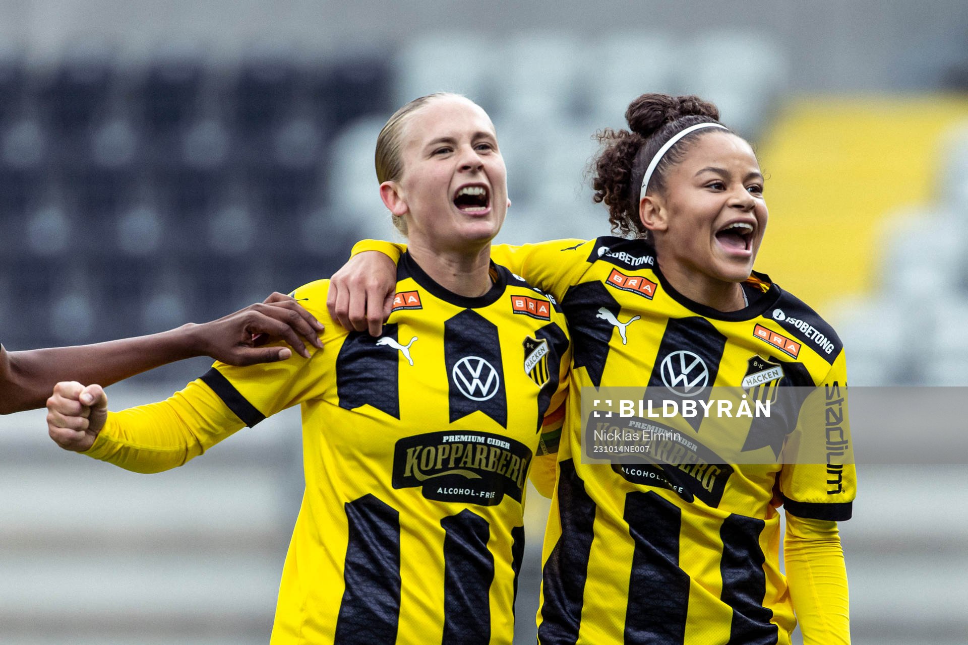 Häckens Filippa Curmark och Felicia Schröder jublar