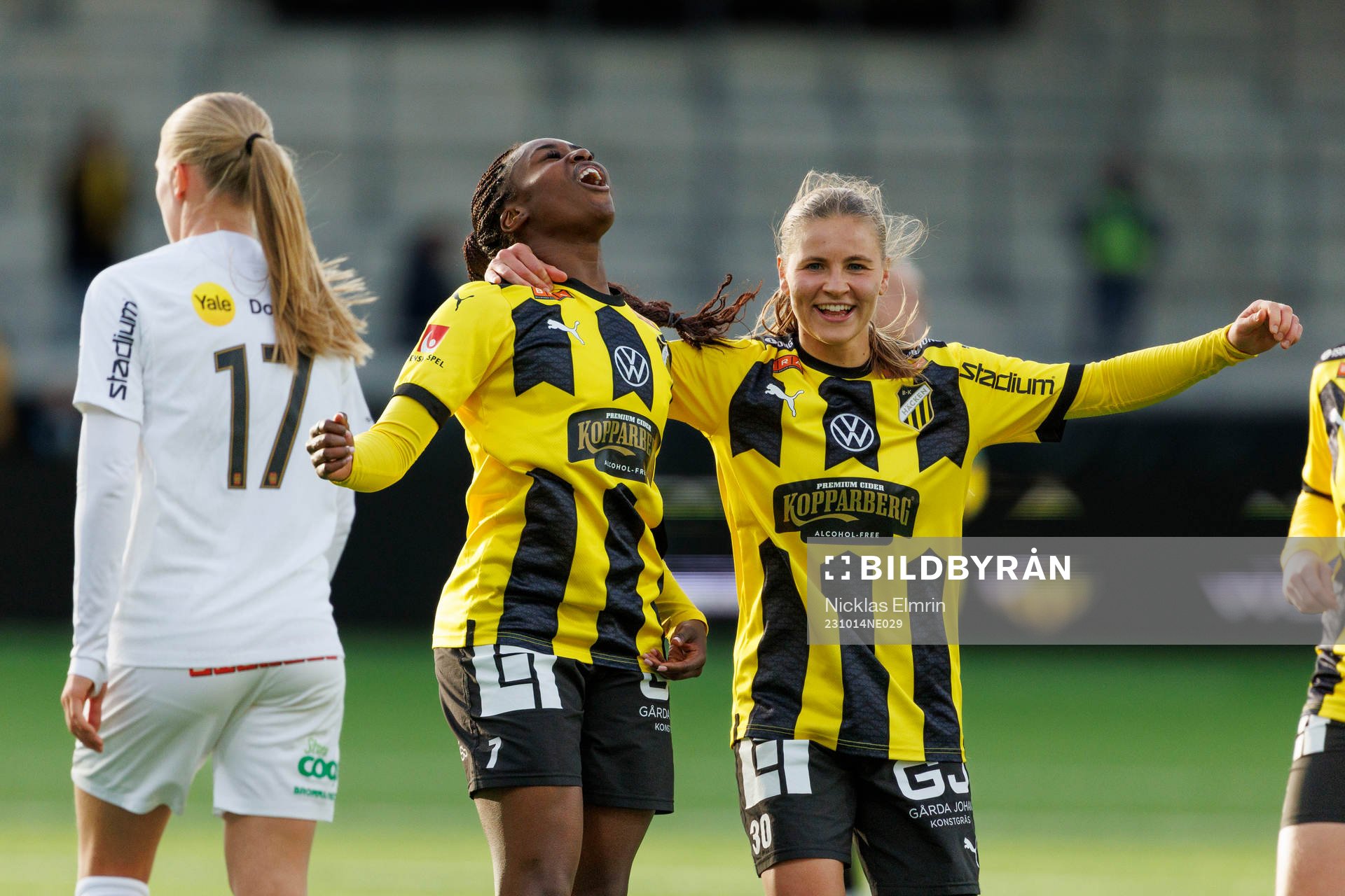 Häckens Monica Jusu Bah och Katariina Kosola jublar