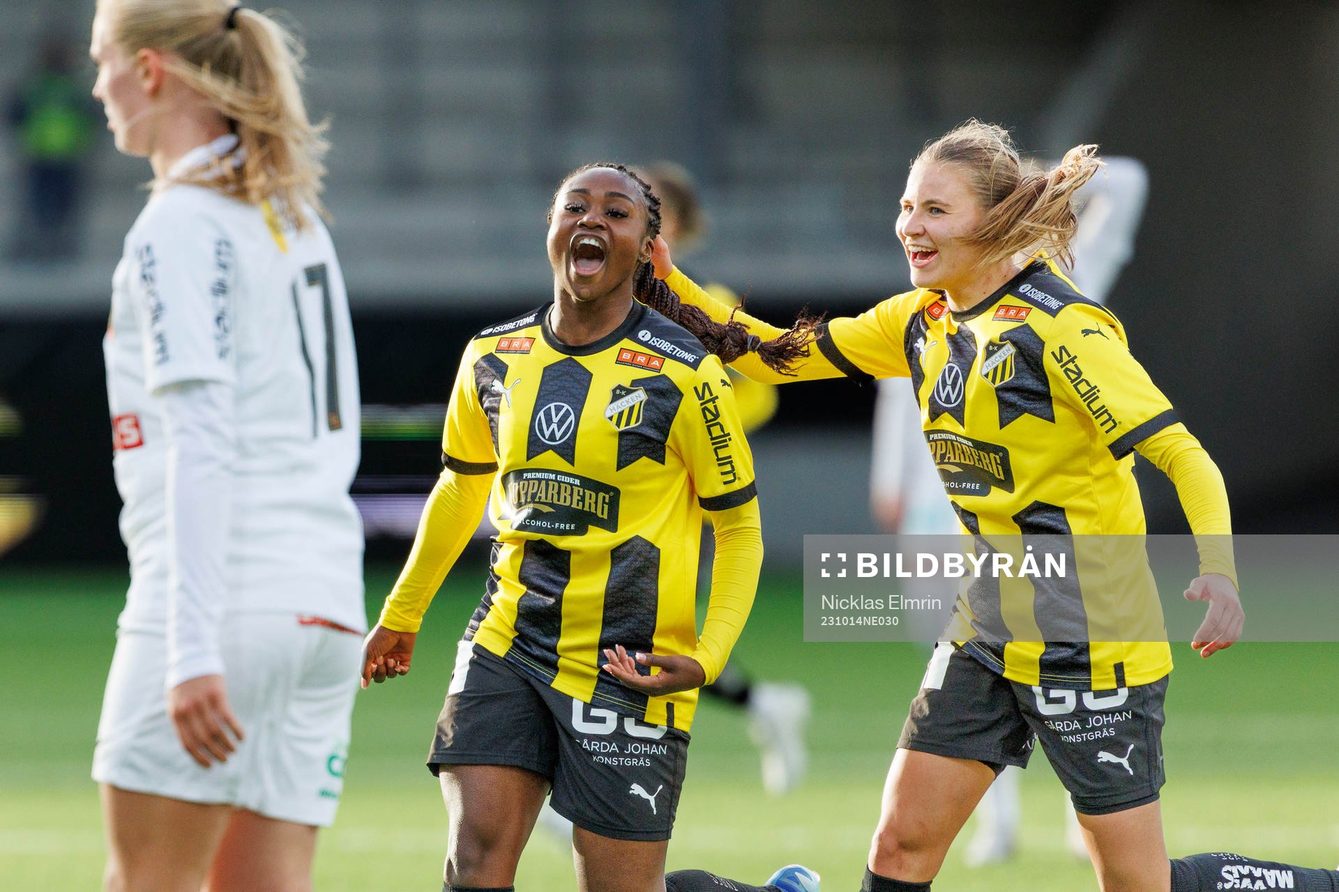 Häckens Monica Jusu Bah och Katariina Kosola jublar