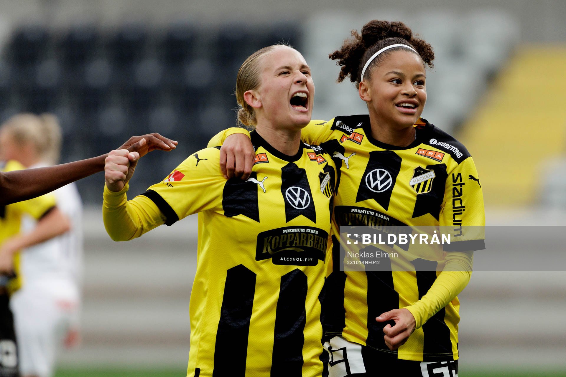Häckens Filippa Curmark och Felicia Schröder jublar