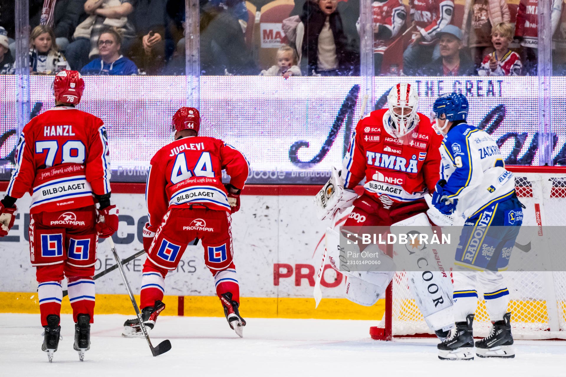 Timrås målvakt Jacob Johansson jublar