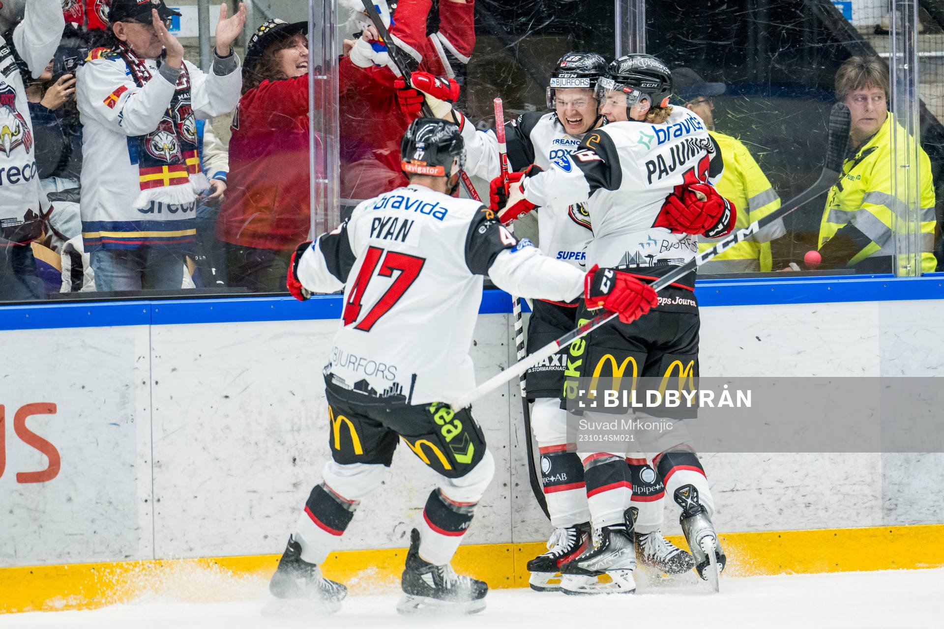 Malmö Redhawks Teemu Kivihalme jublar med lagkamrater