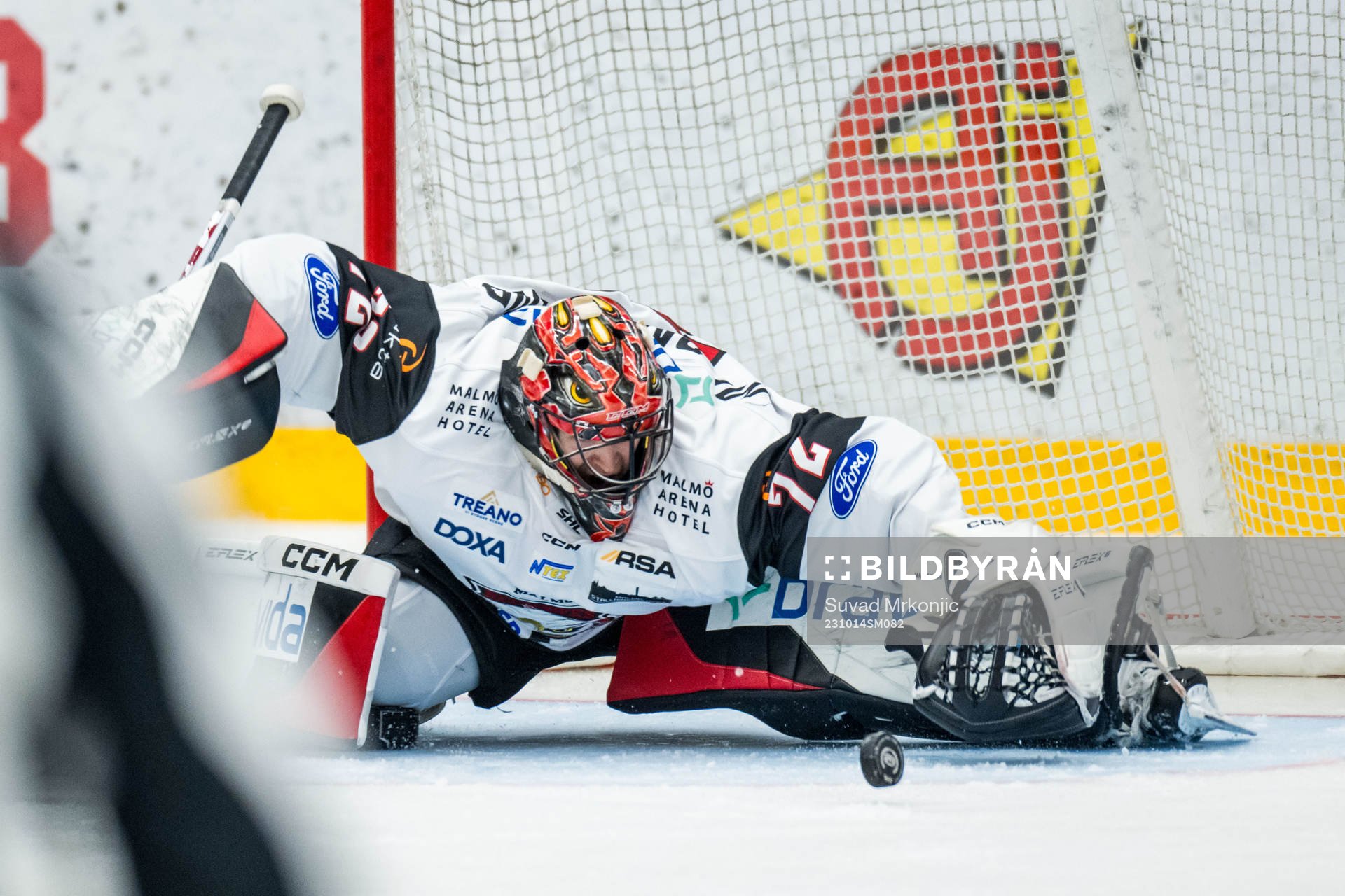 IF Malmö Redhawks målvakt Daniel Marmenlind gör en