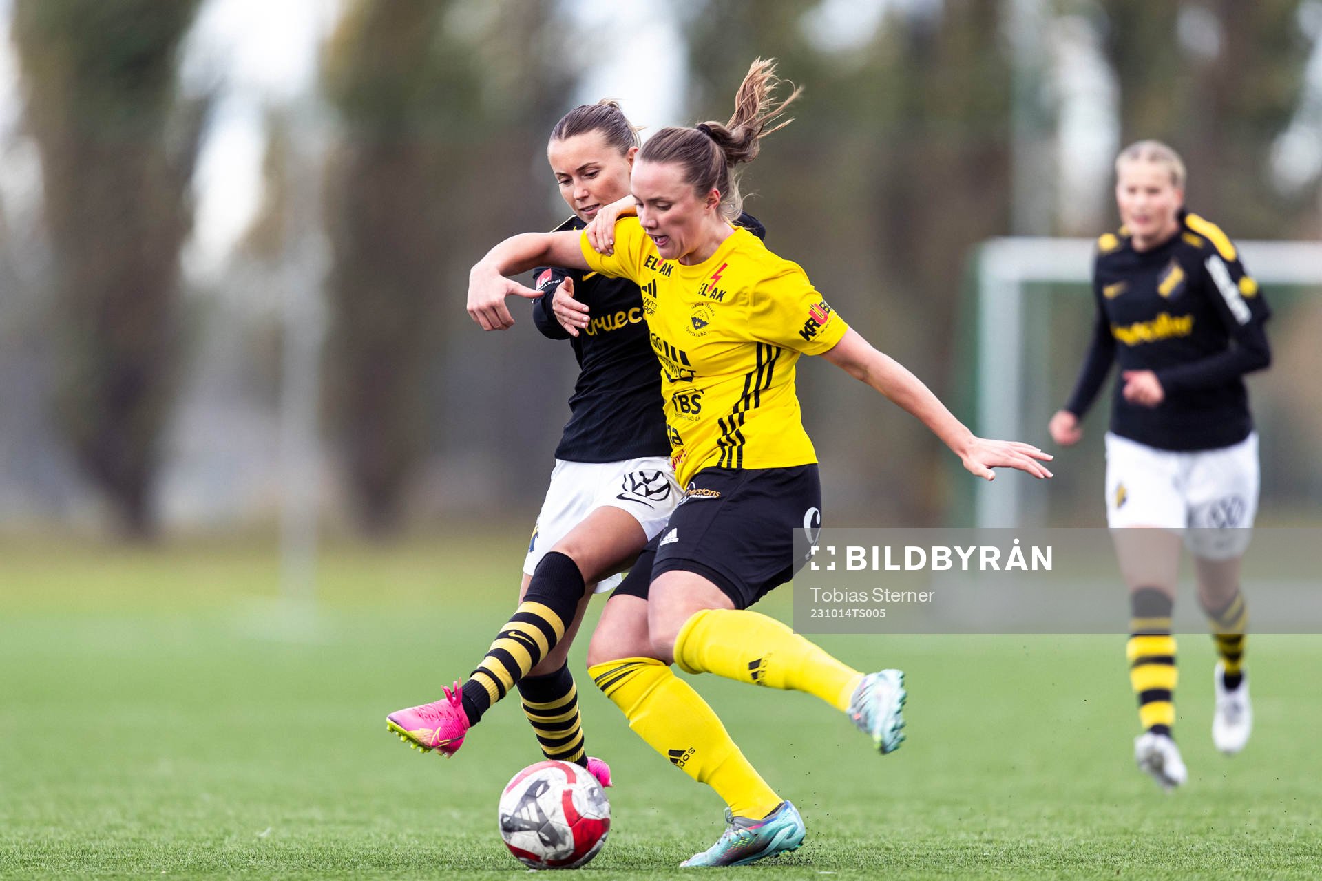 AIKs Adelisa Grabus och Gamla Upsalas Wilma Stenman under fotbollsmatchen i Elitettan mellan Gamla Upsala och AIK den 14 oktober 2023 i Uppsala.