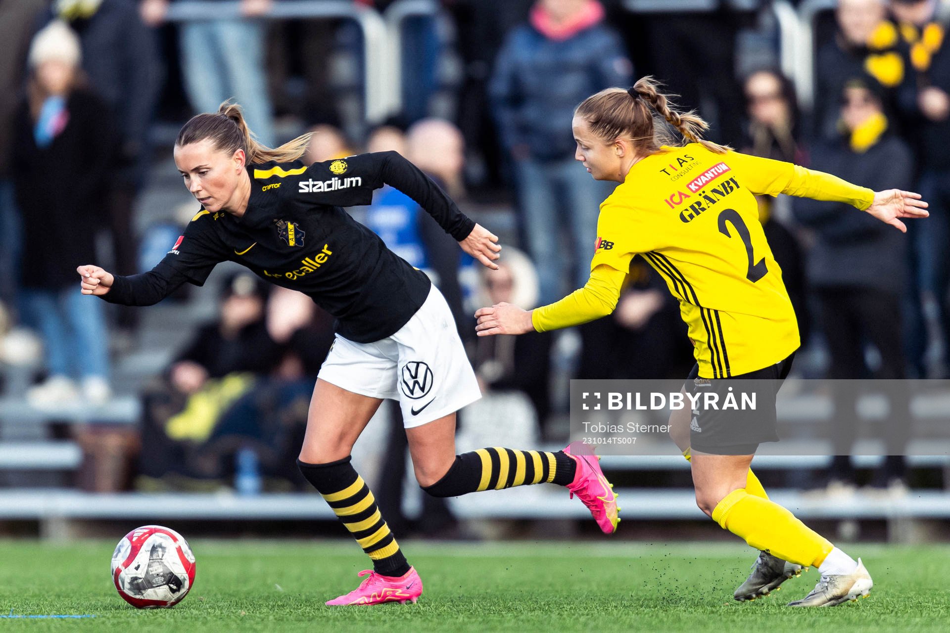 AIKs Adelisa Grabus och Gamla Upsalas Malin Forssner under fotbollsmatchen i Elitettan mellan Gamla Upsala och AIK den 14 oktober 2023 i Uppsala.