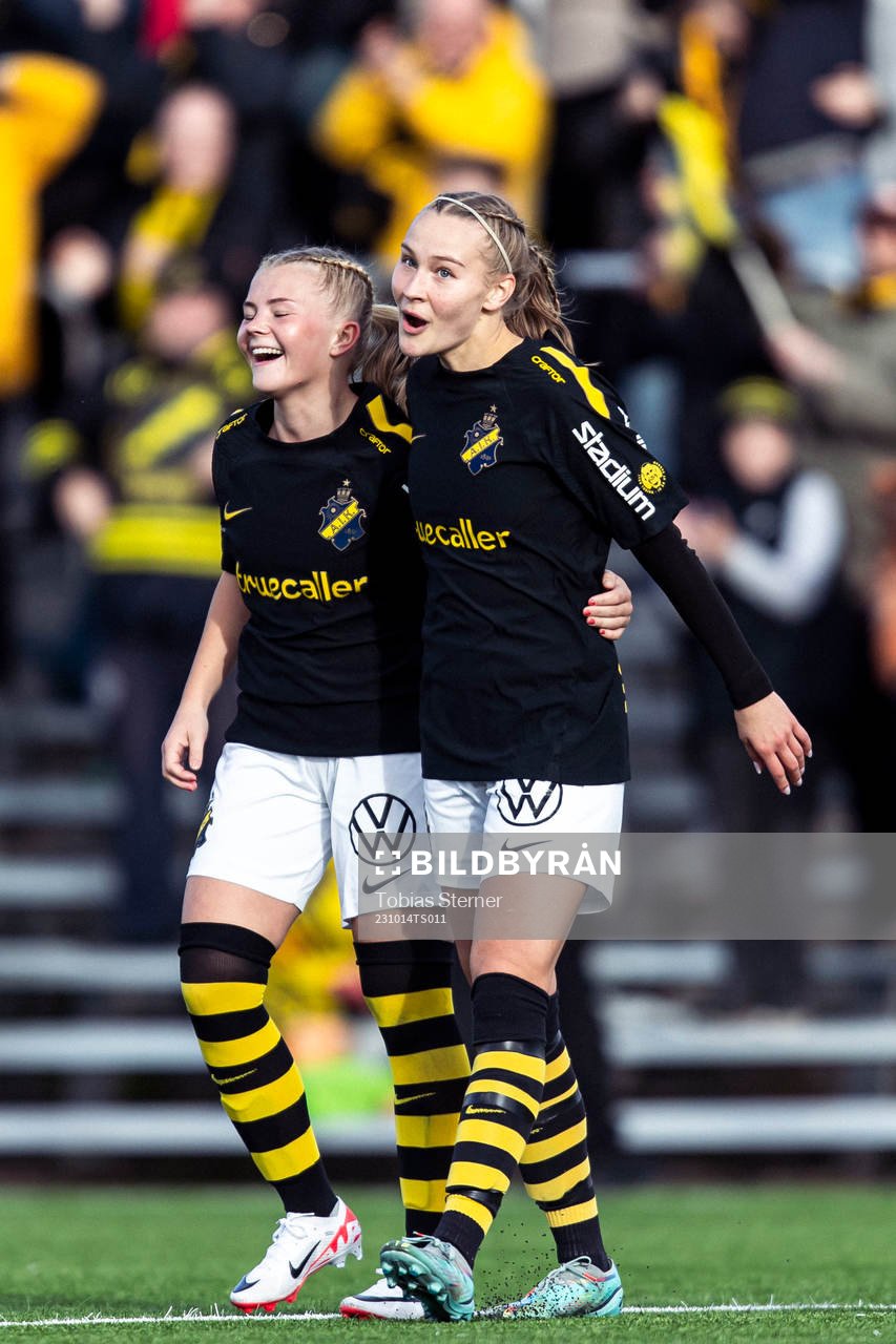 AIKs Silja Sofia Jaatinen jublar efter 0-2 under fotbollsmatchen i Elitettan mellan Gamla Upsala och AIK den 14 oktober 2023 i Uppsala. 