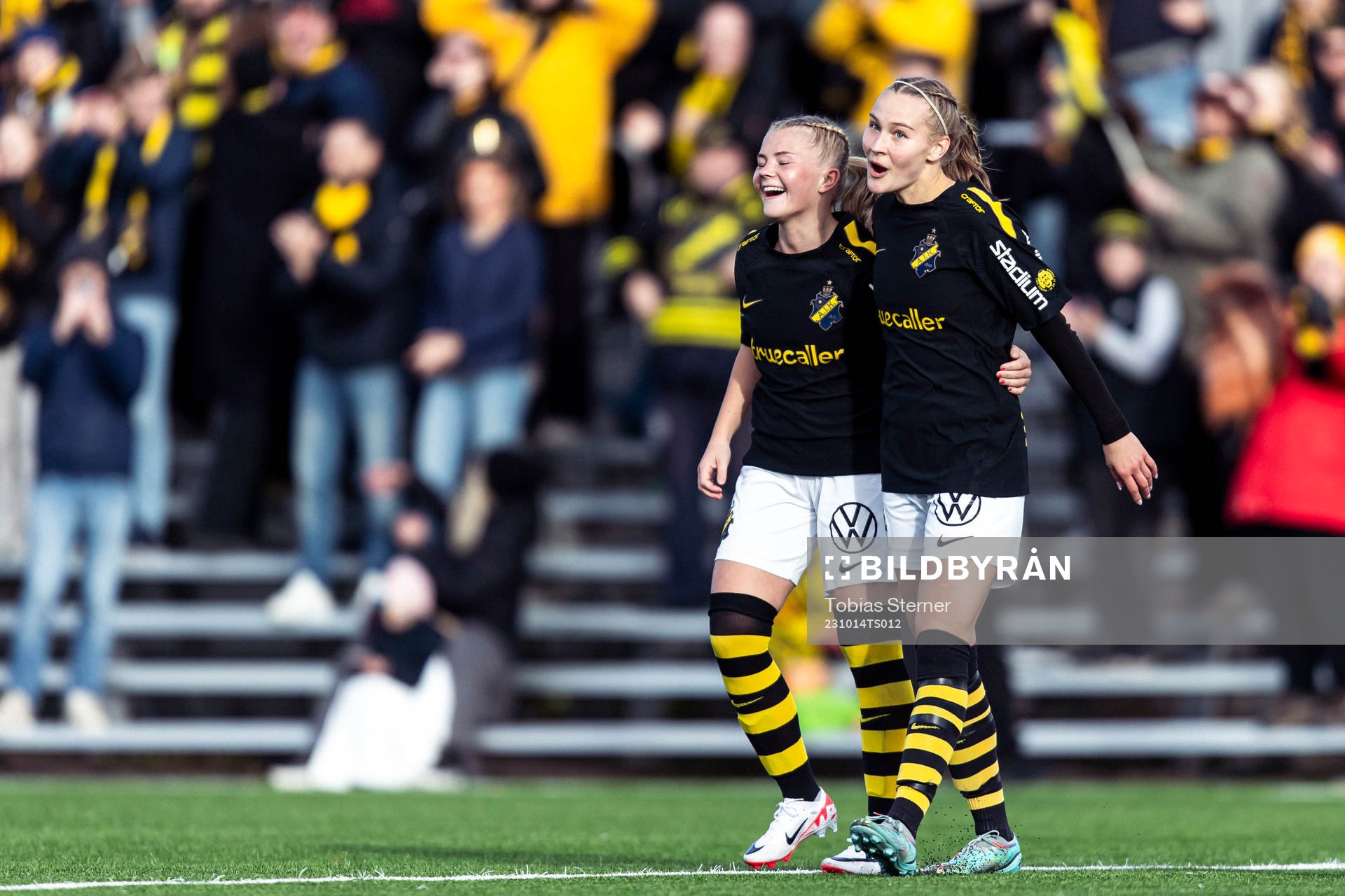 AIKs Silja Sofia Jaatinen jublar efter 0-2 under fotbollsmatchen i Elitettan mellan Gamla Upsala och AIK den 14 oktober 2023 i Uppsala. 
