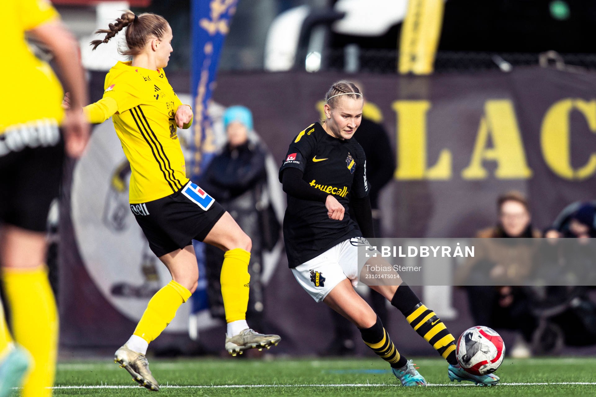 AIKs Silja Sofia Jaatinen gör 0-2 under fotbollsmatchen i Elitettan mellan Gamla Upsala och AIK den 14 oktober 2023 i Uppsala. 
