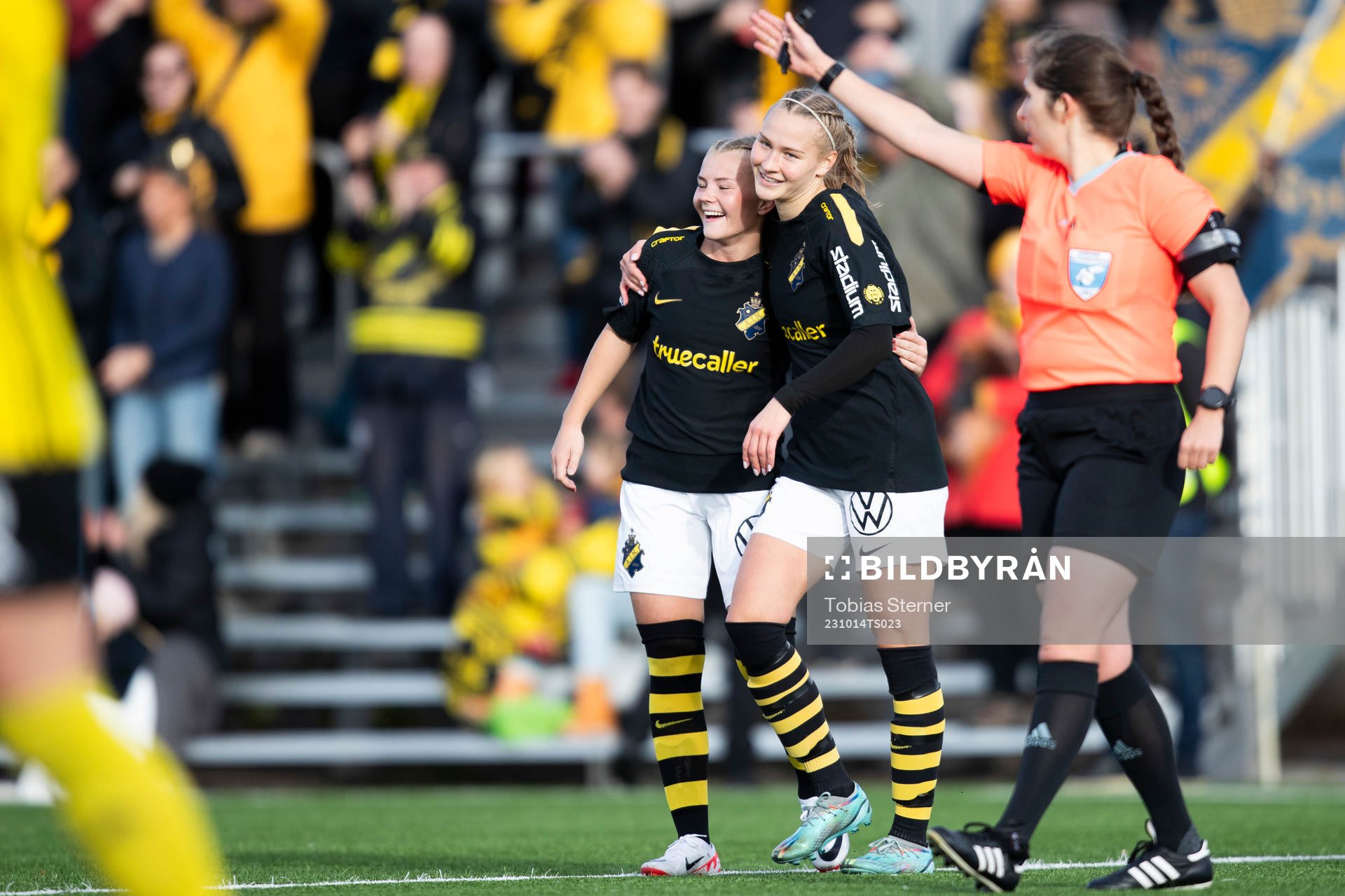 AIKs Silja Sofia Jaatinen jublar efter 0-2 under fotbollsmatchen i Elitettan mellan Gamla Upsala och AIK den 14 oktober 2023 i Uppsala. 