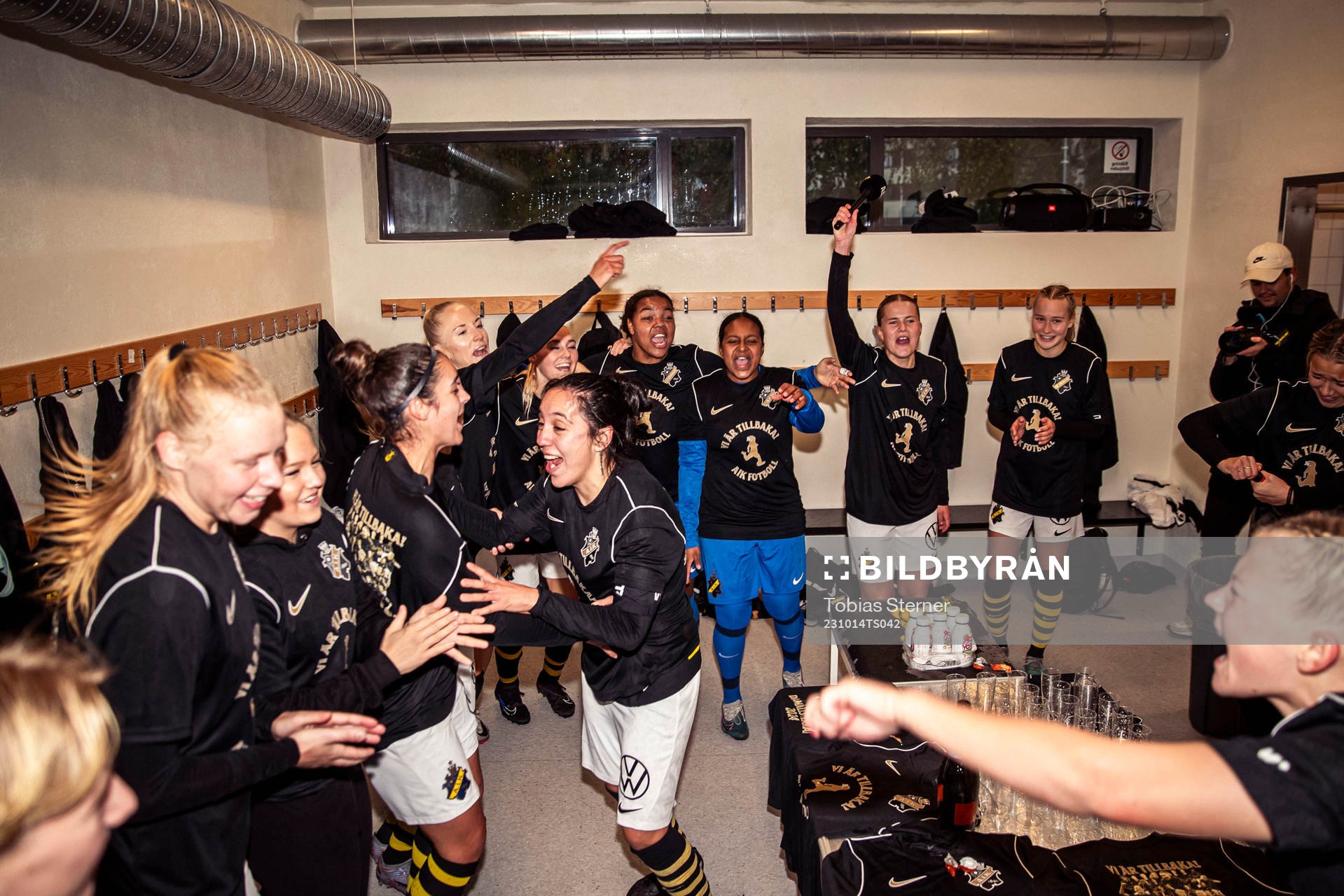 AIK:s spelare jublar efter avancemanget till Damallsvenskan efter fotbollsmatchen i Elitettan mellan Gamla Upsala och AIK den 14 oktober 2023 i Uppsala.