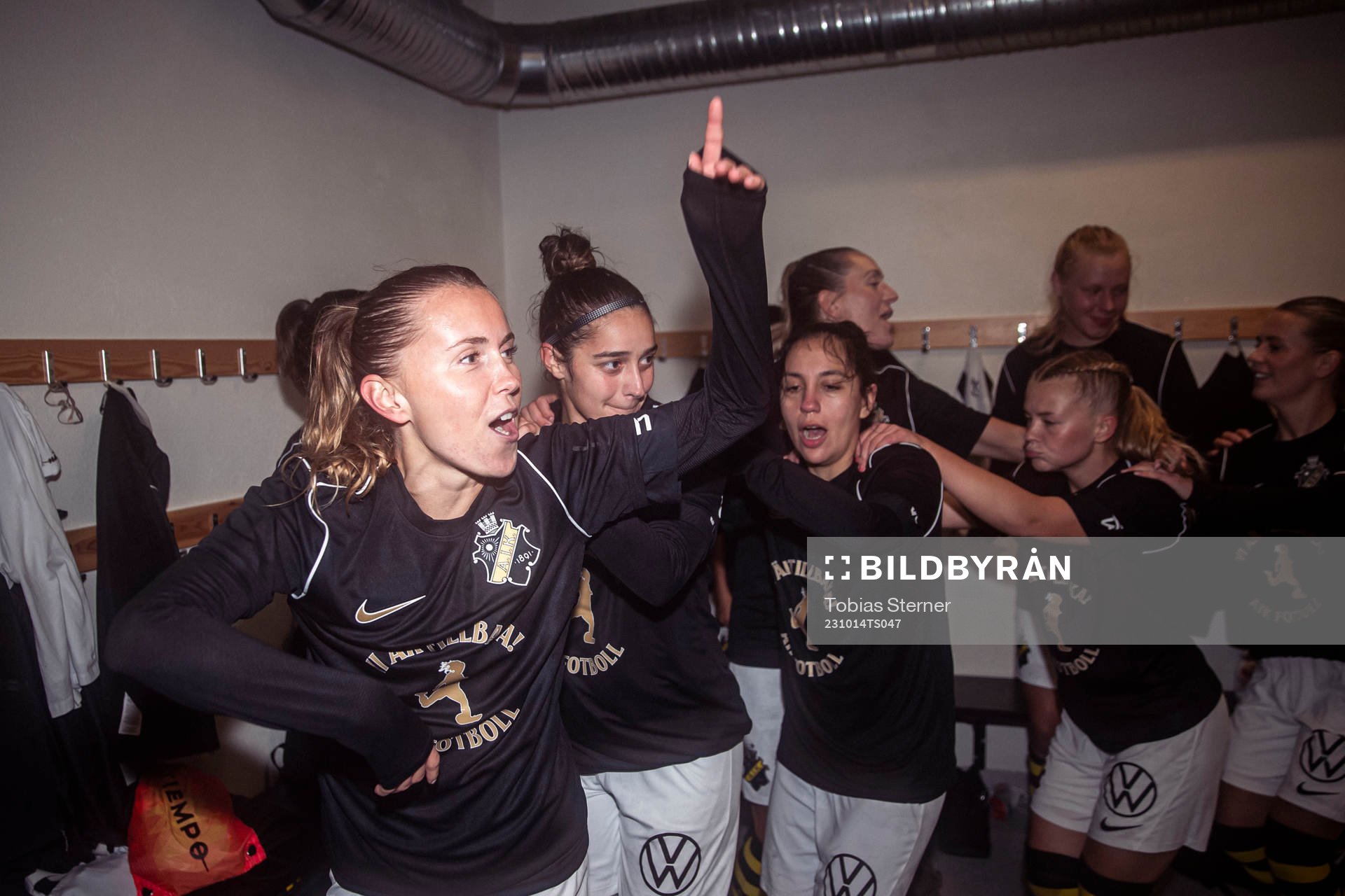 s Adelisa Grabus jublar med lagkamrater