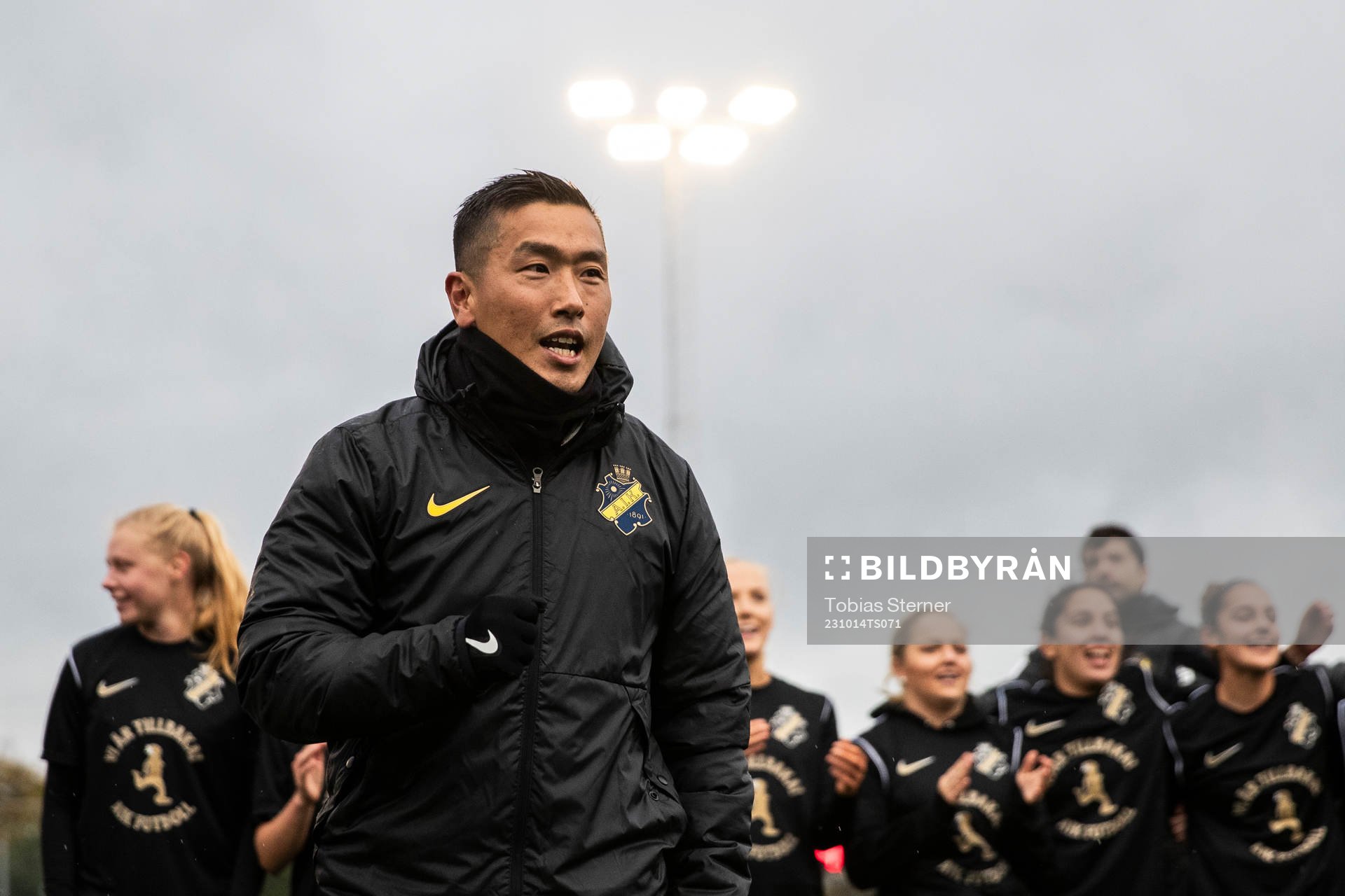 s huvudtränare Jesper Björk jublar