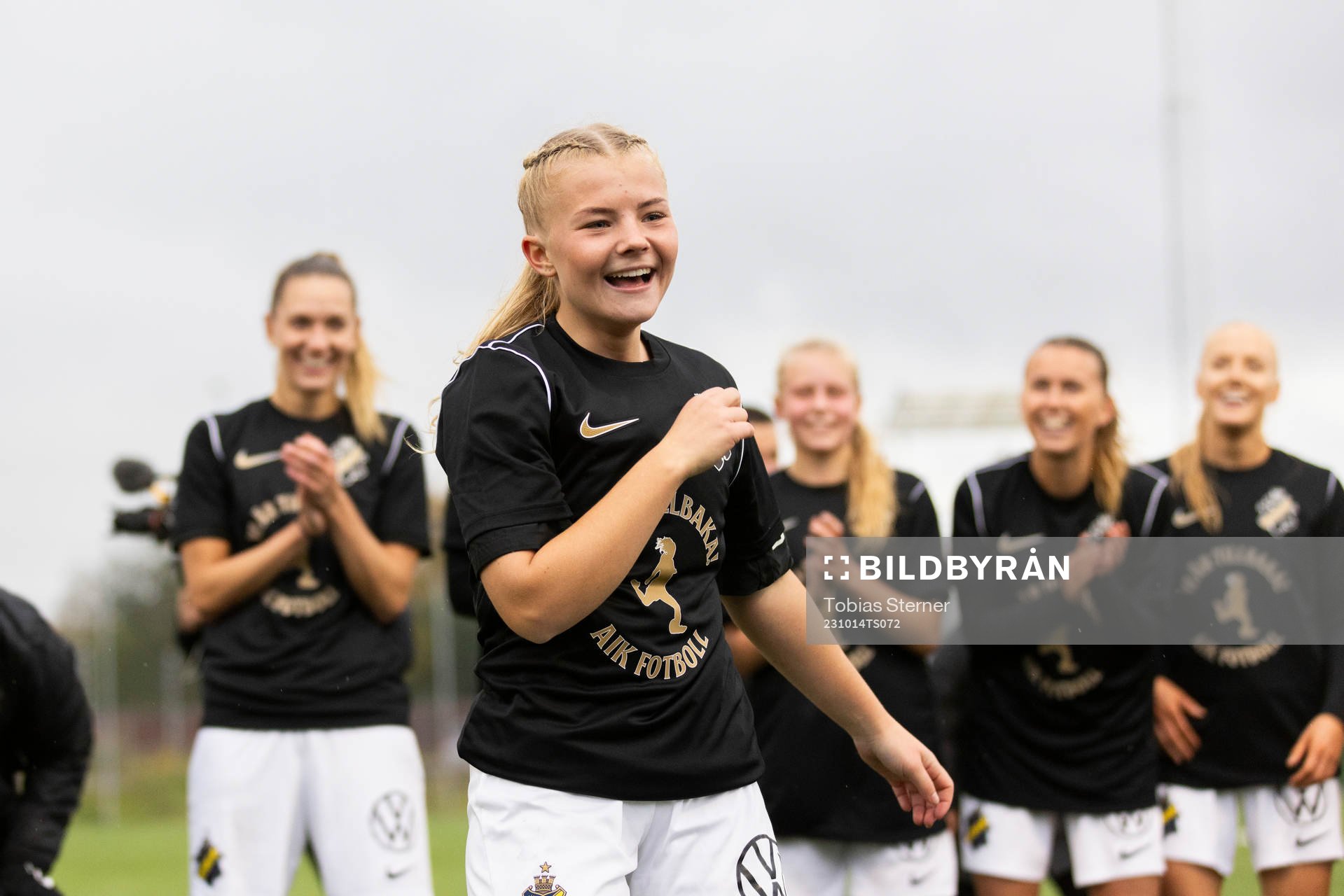 AIK:s Matilda Nildén jublar efter avancemanget till Damallsvenskan efter fotbollsmatchen i Elitettan mellan Gamla Upsala och AIK den 14 oktober 2023 i Uppsala.
