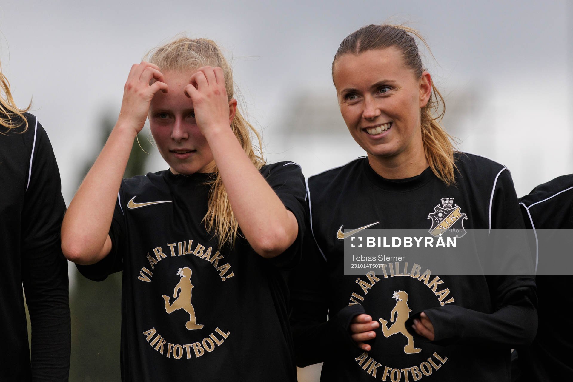 AIKs Adelisa Grabus jublar efter avancemanget till Damallsvenska efter fotbollsmatchen i Elitettan mellan Gamla Upsala och AIK den 14 oktober 2023 i Uppsala.