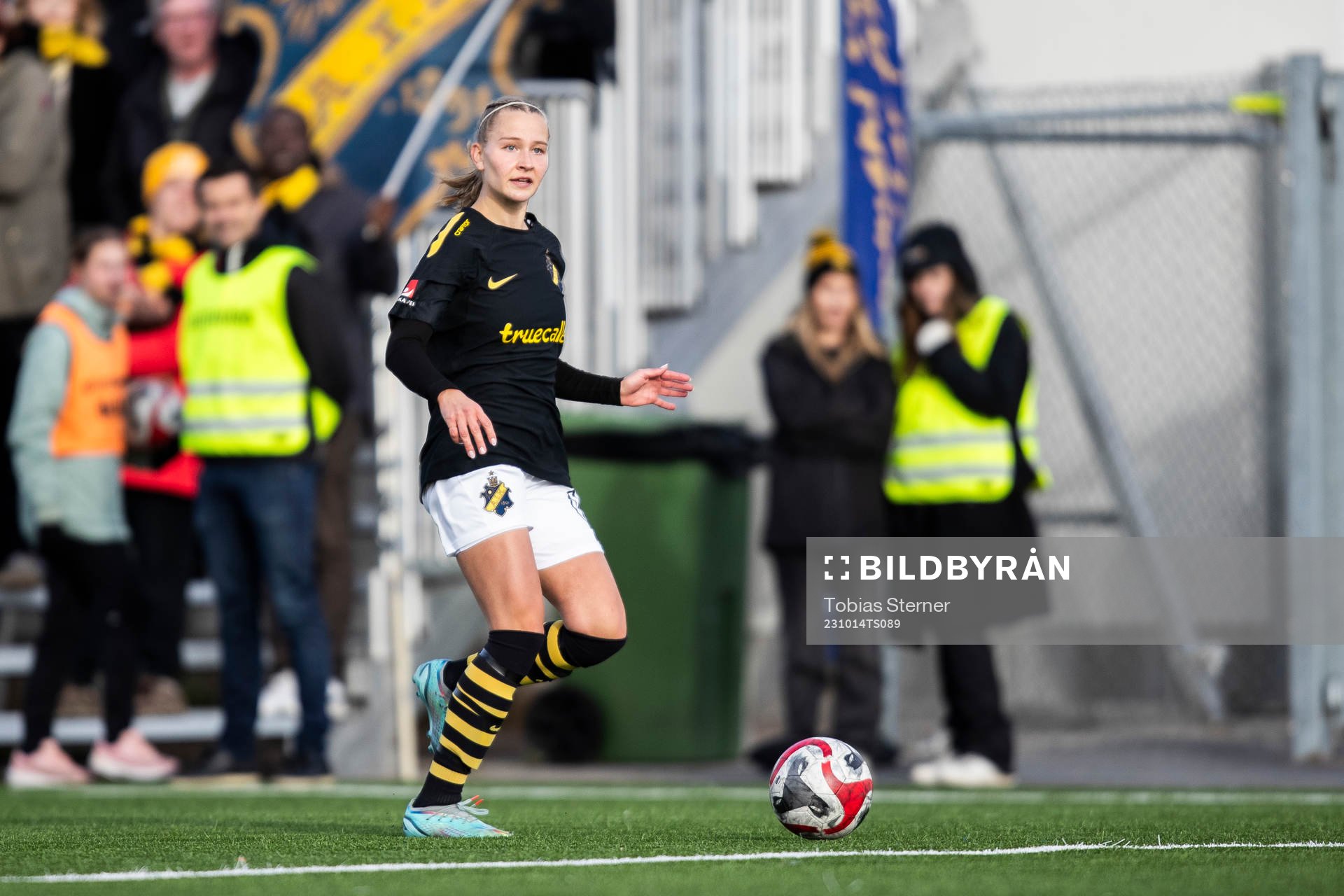 AIKs Silja Sofia Jaatinen under fotbollsmatchen i Elitettan mellan Gamla Upsala och AIK den 14 oktober 2023 i Uppsala. 