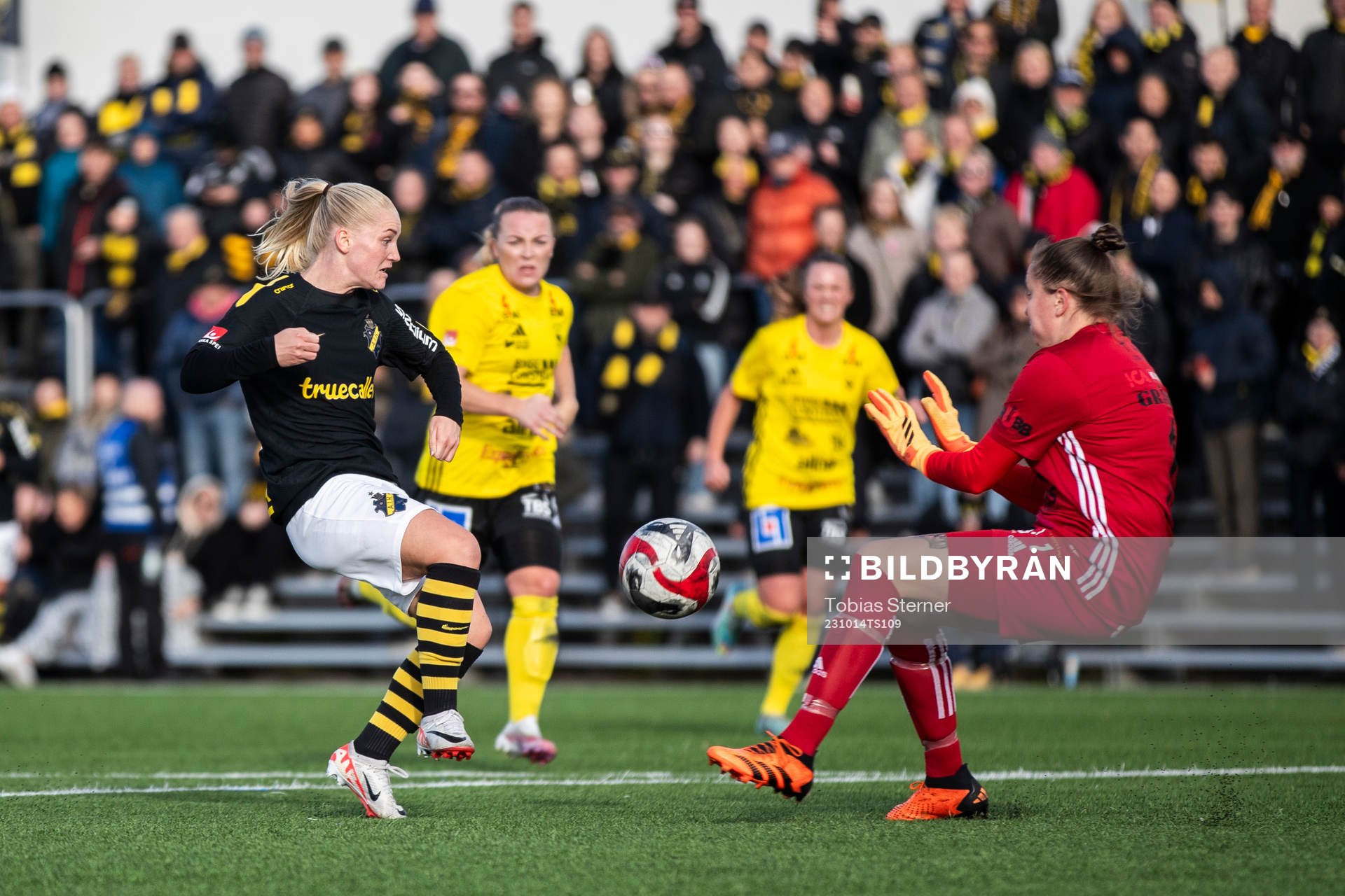 AIKs Emelie Jansson och Gamla Upsalas målvakt Caroline