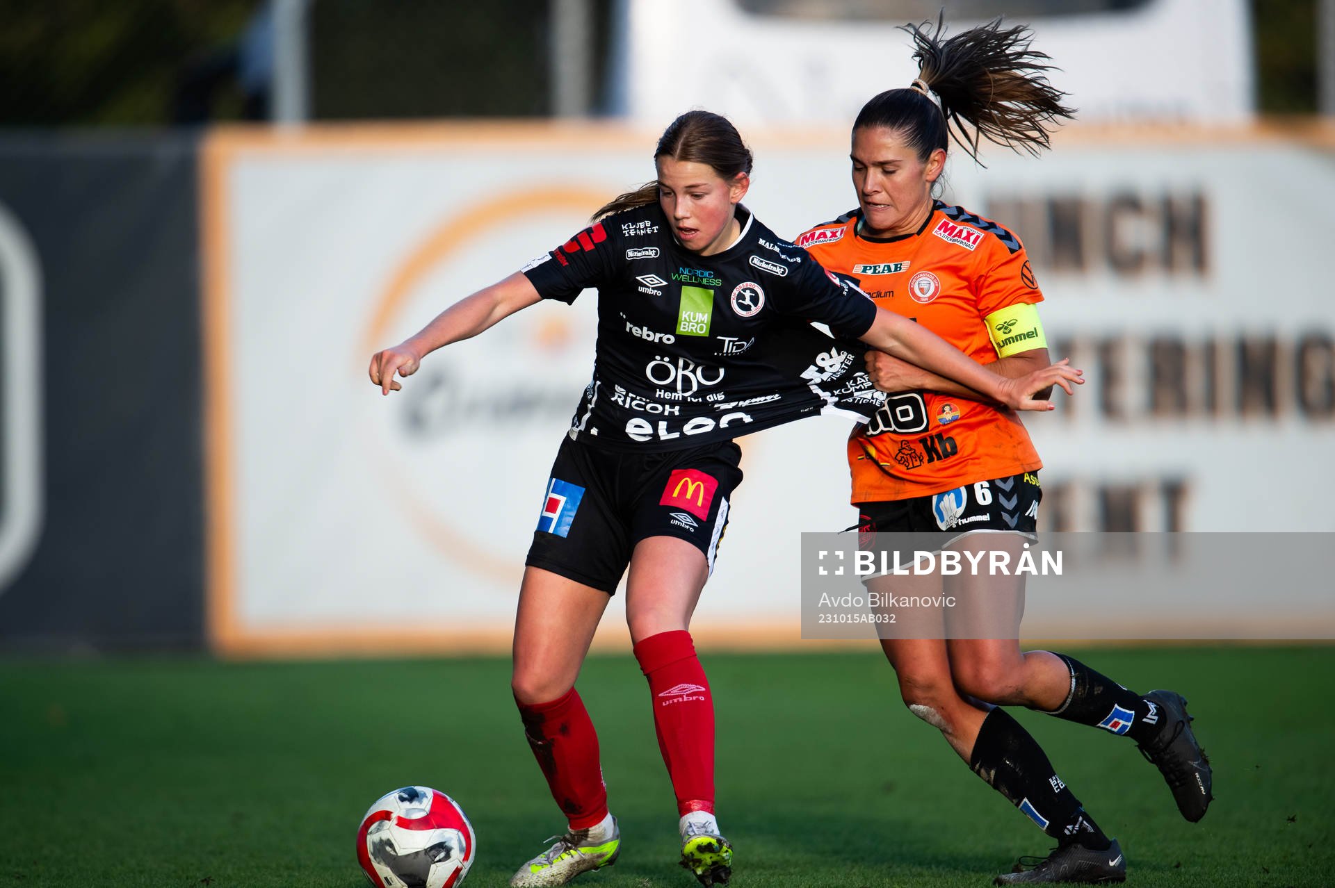 Kristianstads Carly Wickenheiser och Örebros Elsa Pelgander